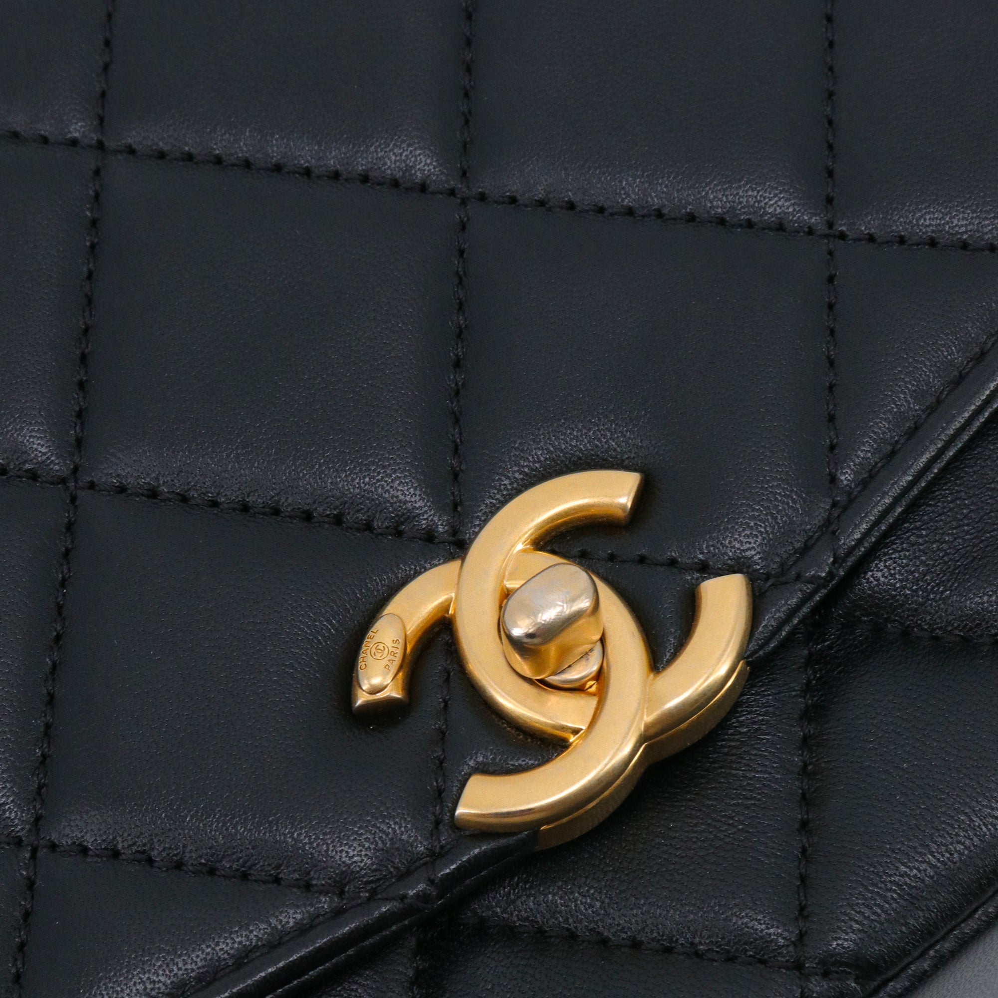 CHANEL - Sac à bandoulière Timeless CC Coin Chanel en cuir lisse noir