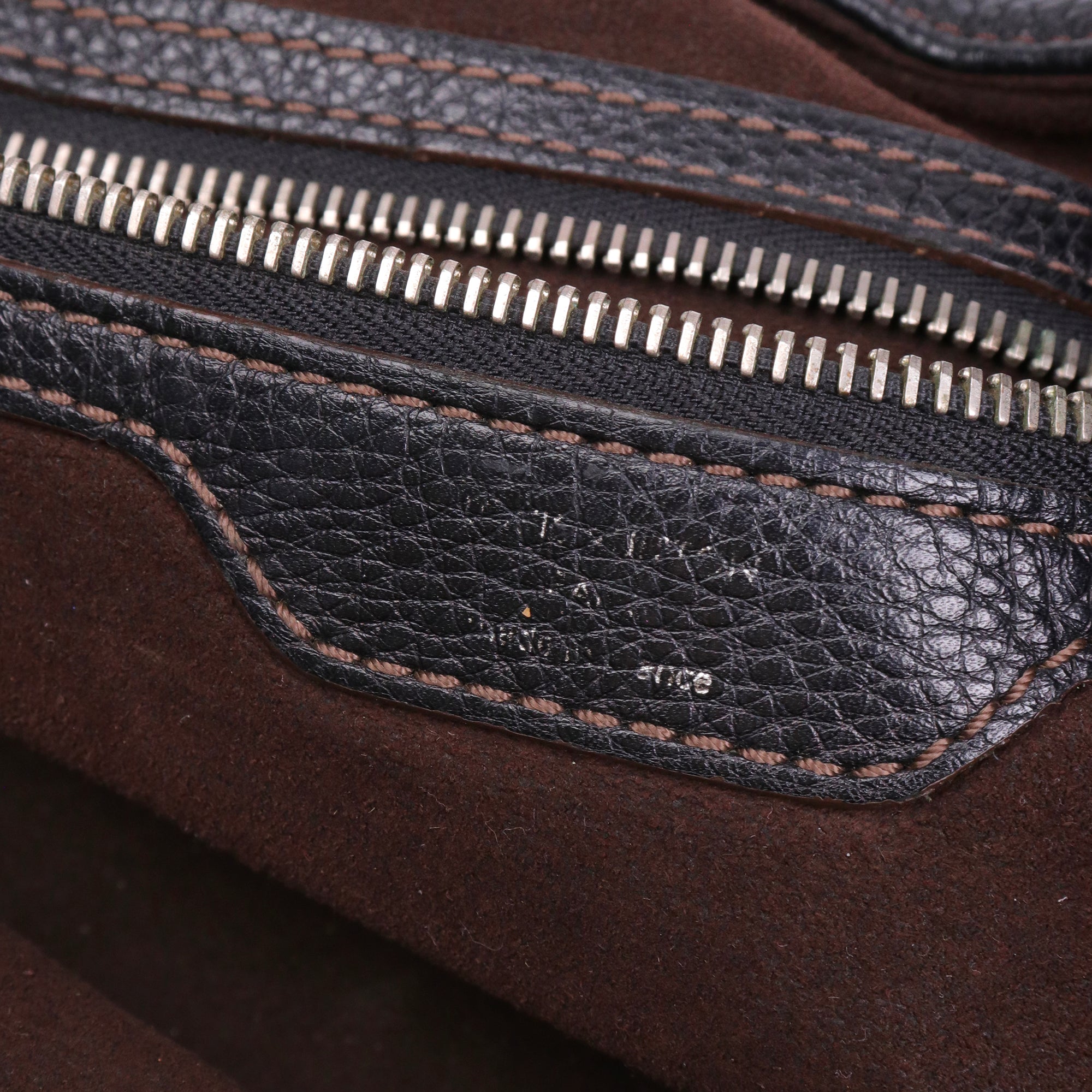 LOUIS VUITTON - Sac à épaule Mahina Louis Vuitton en cuir grainé noir vintage