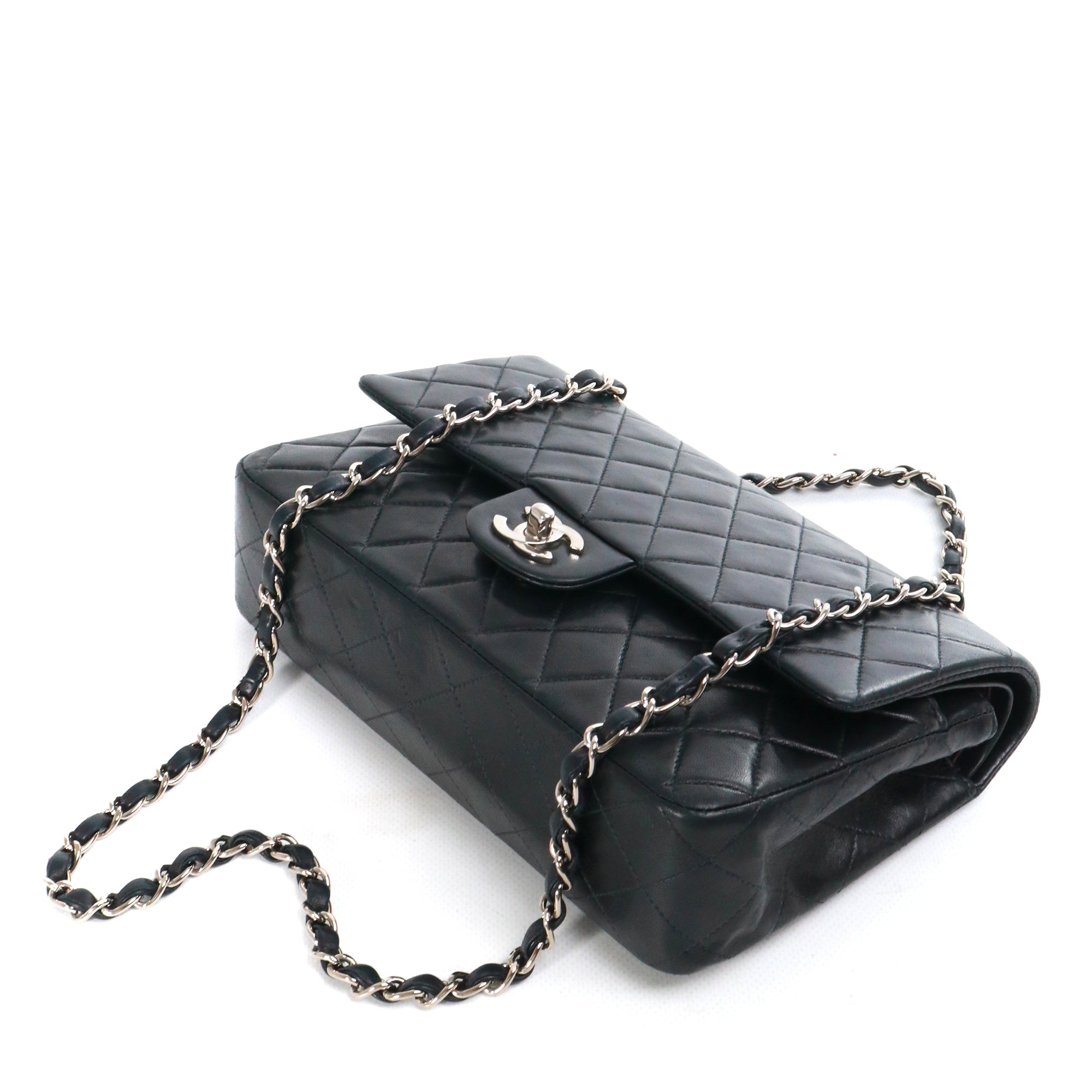 CHANEL - Sac à main Timeless 25 double flap Chanel en cuir matelassé noir