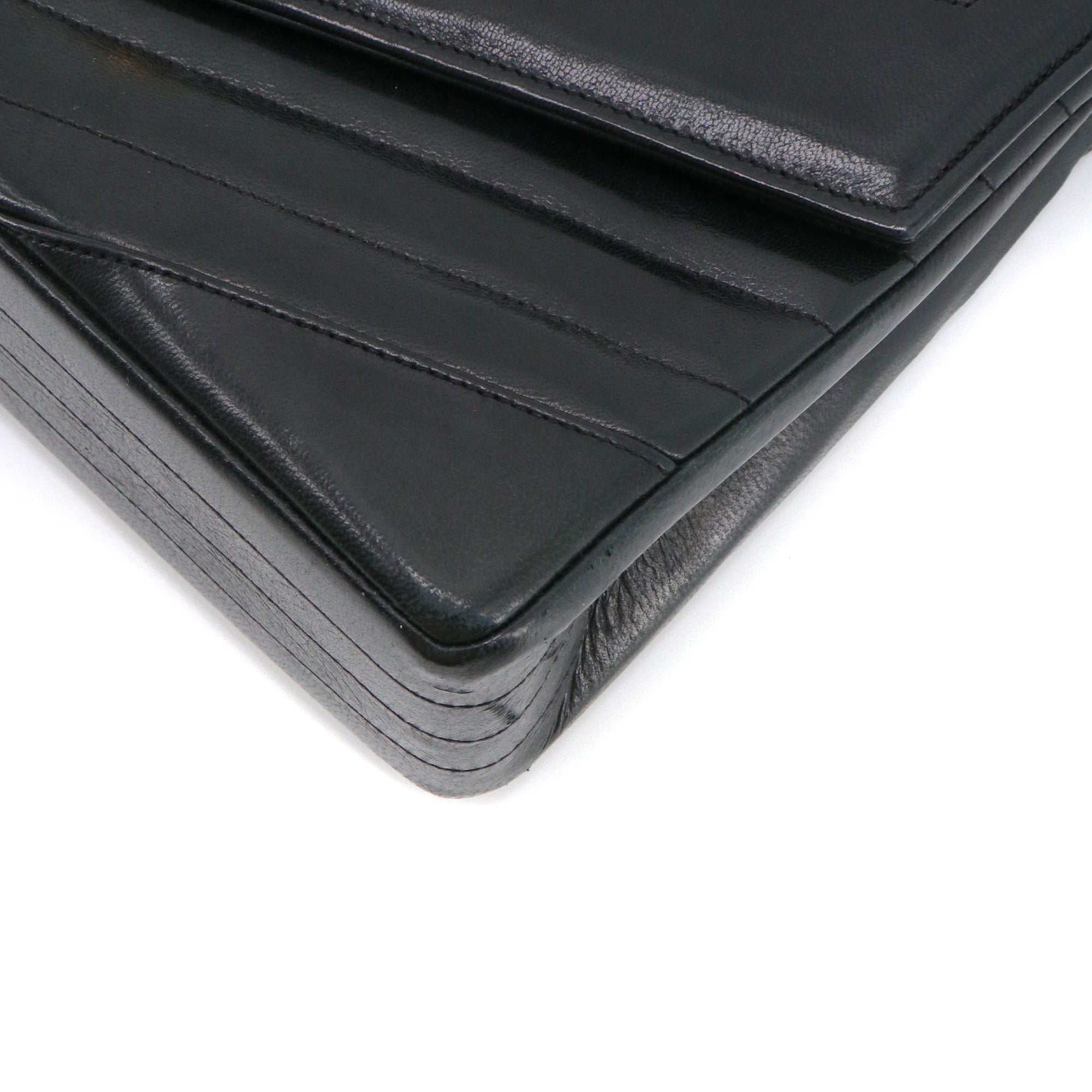 CHANEL - Sac à main Chanel en cuir chevron lisse noir vintage