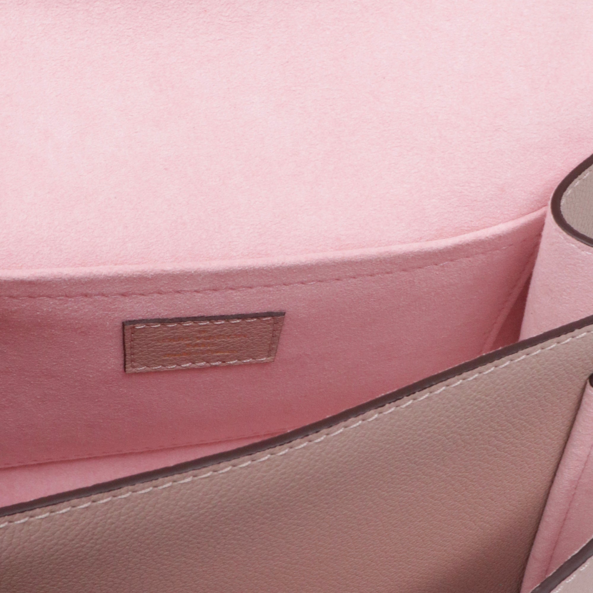 LOUIS VUITTON - Sac à bandoulière Mylockme BB Louis Vuitton en cuir grainé nude