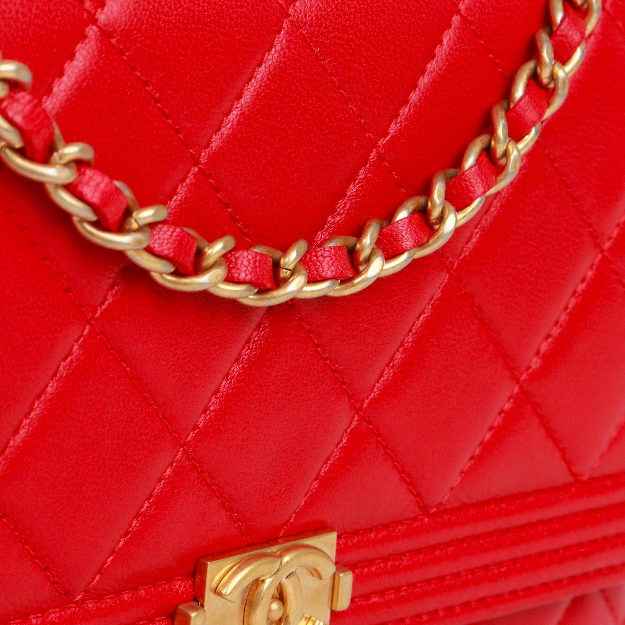 CHANEL - Sac à bandoulière Wallet On Chain Boy Chanel en cuir lisse rouge