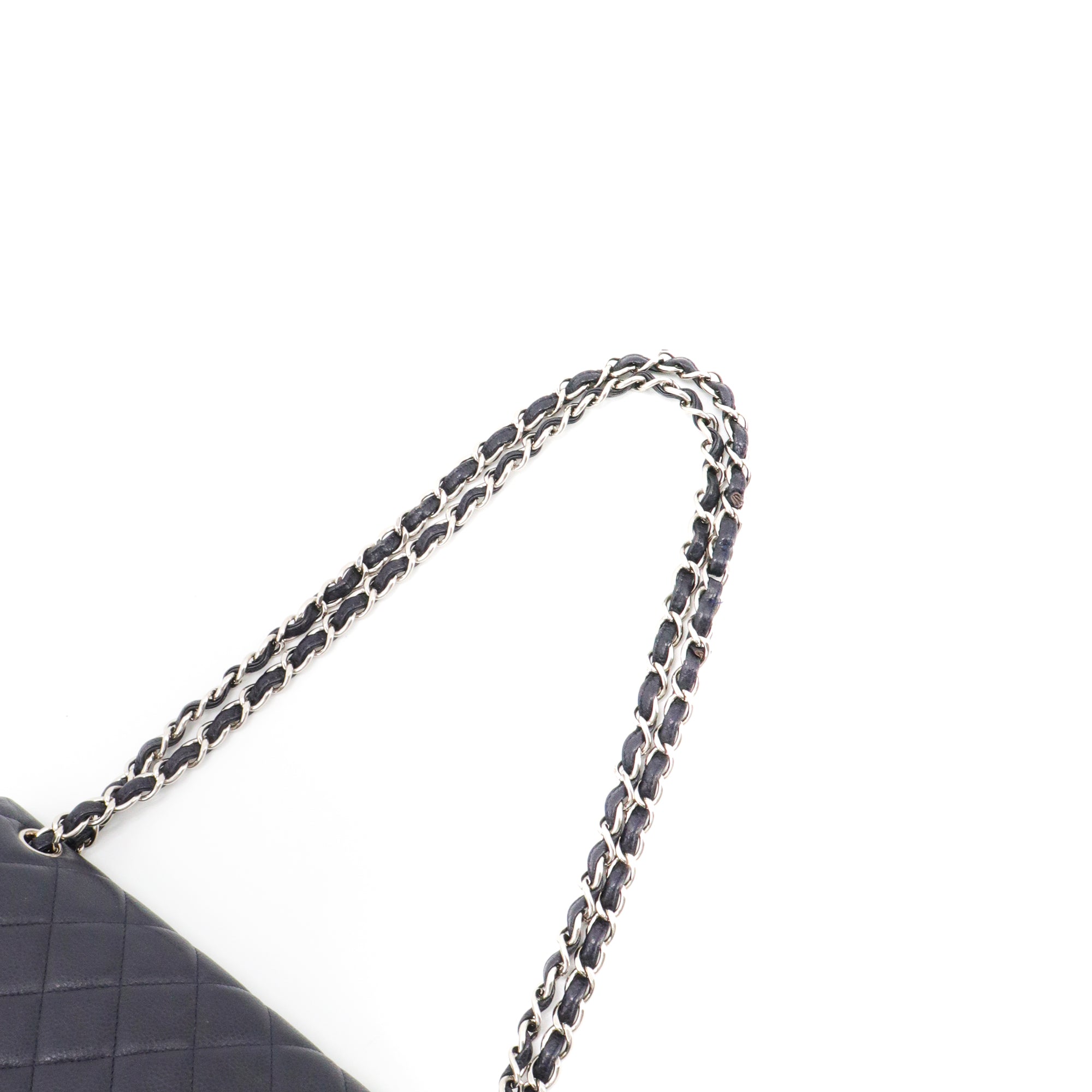 CHANEL - Sac à bandoulière Classique/Timeless Jumbo Chanel en cuir grainé bleu marine