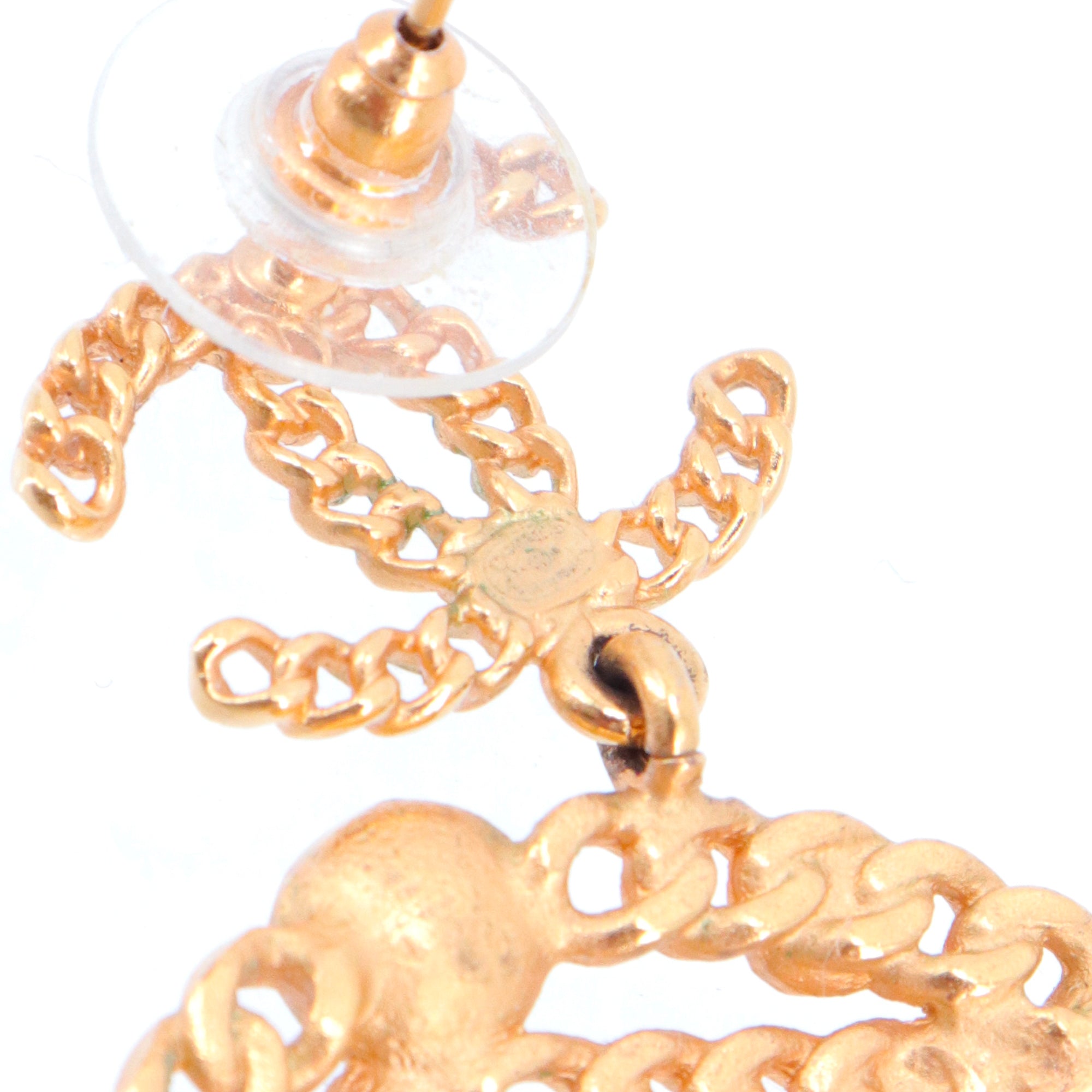 CHANEL - Boucles d'oreilles 5 Chanel en metal doré