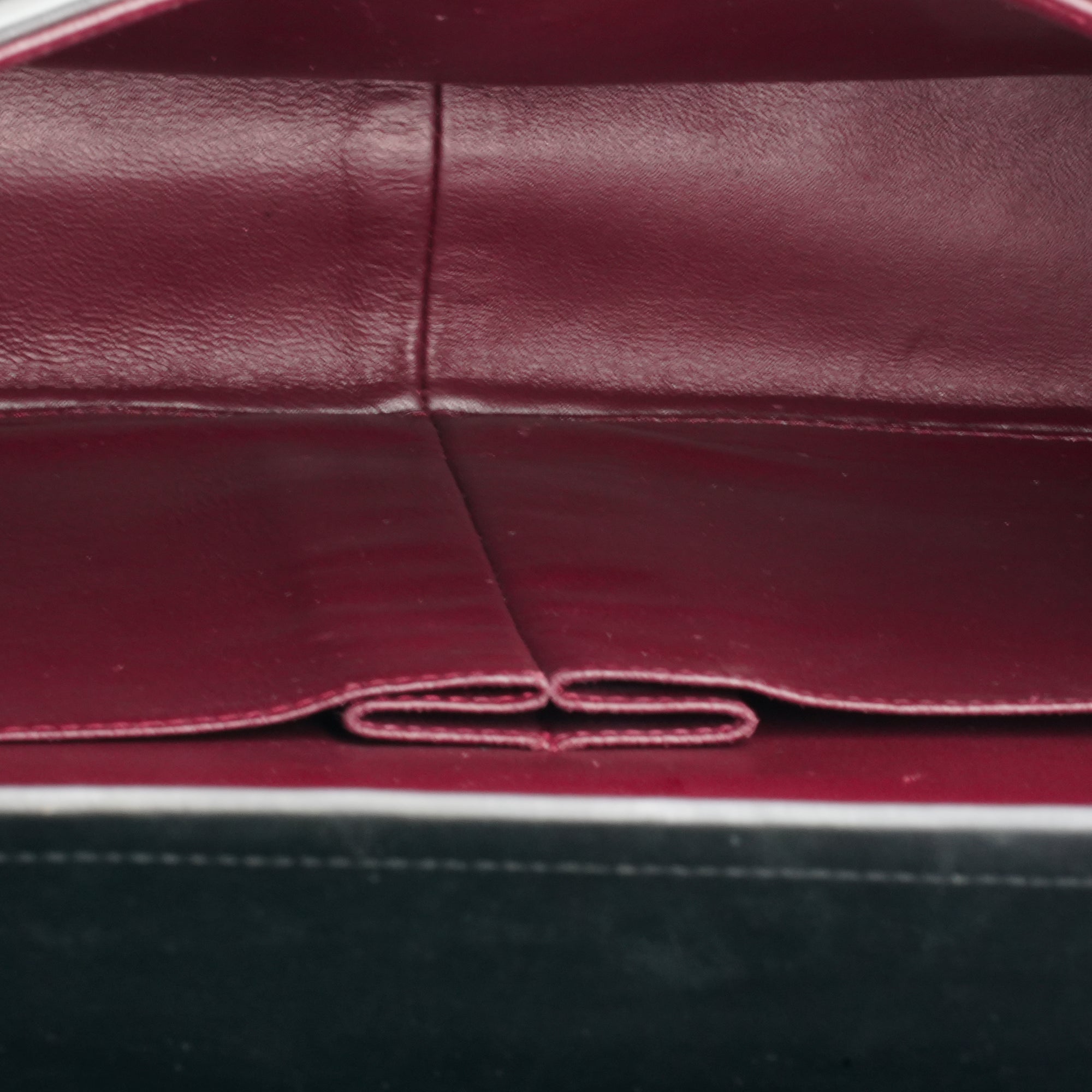 CHANEL - Sac à bandoulière Classique/Timeless Maxi Jumbo Chanel en cuir lisse noir