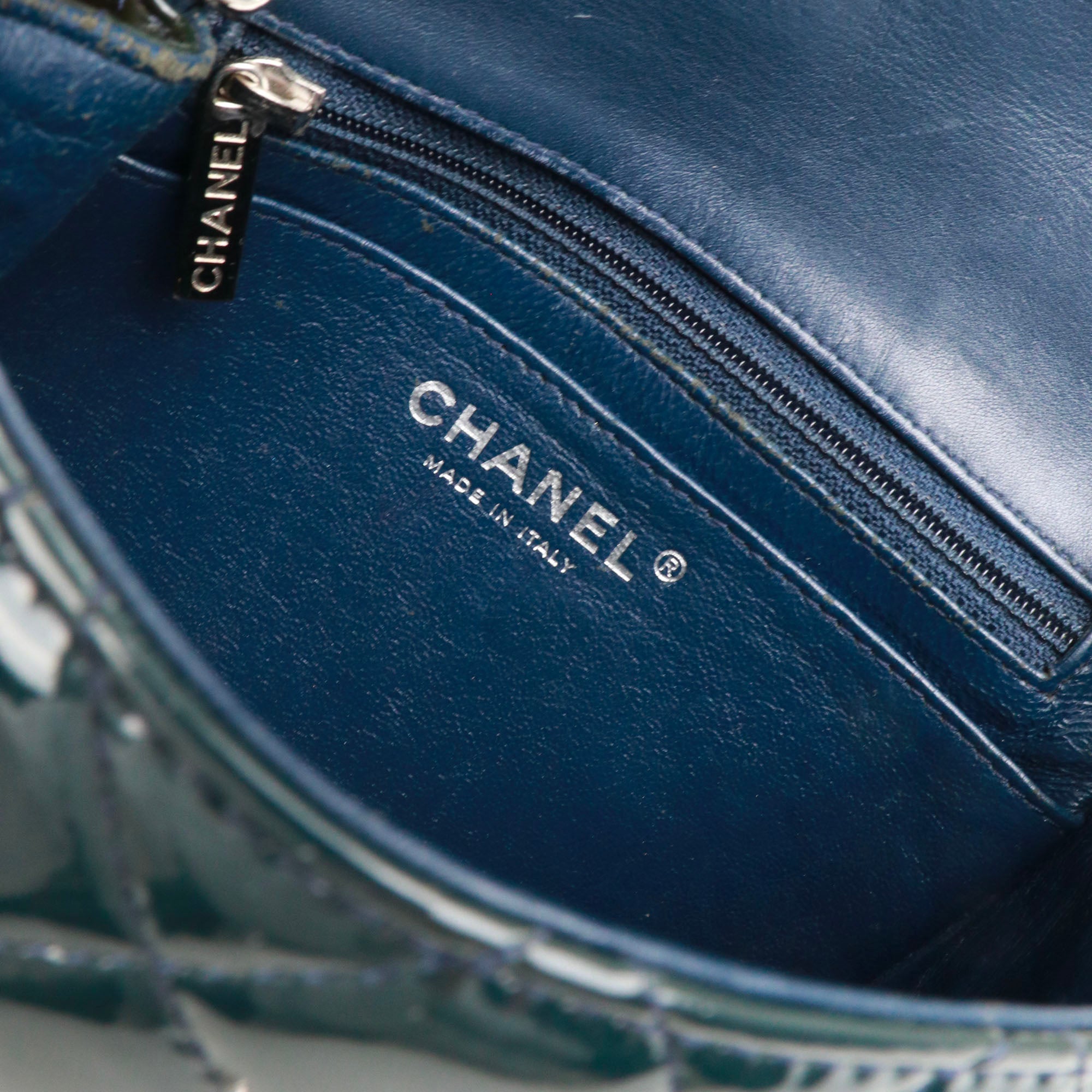 CHANEL - Sac à bandoulière Timeless Mini Square Chanel en cuir verni kaki