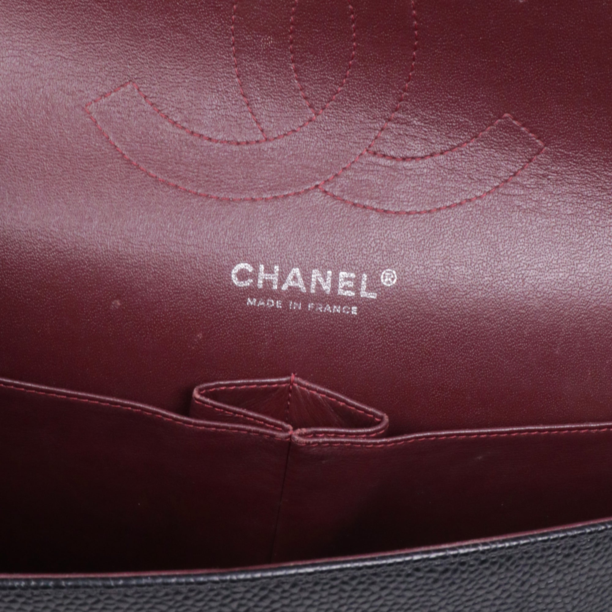 CHANEL - Sac à bandoulière Classique/Timeless Jumbo double flap en cuir caviar noir
