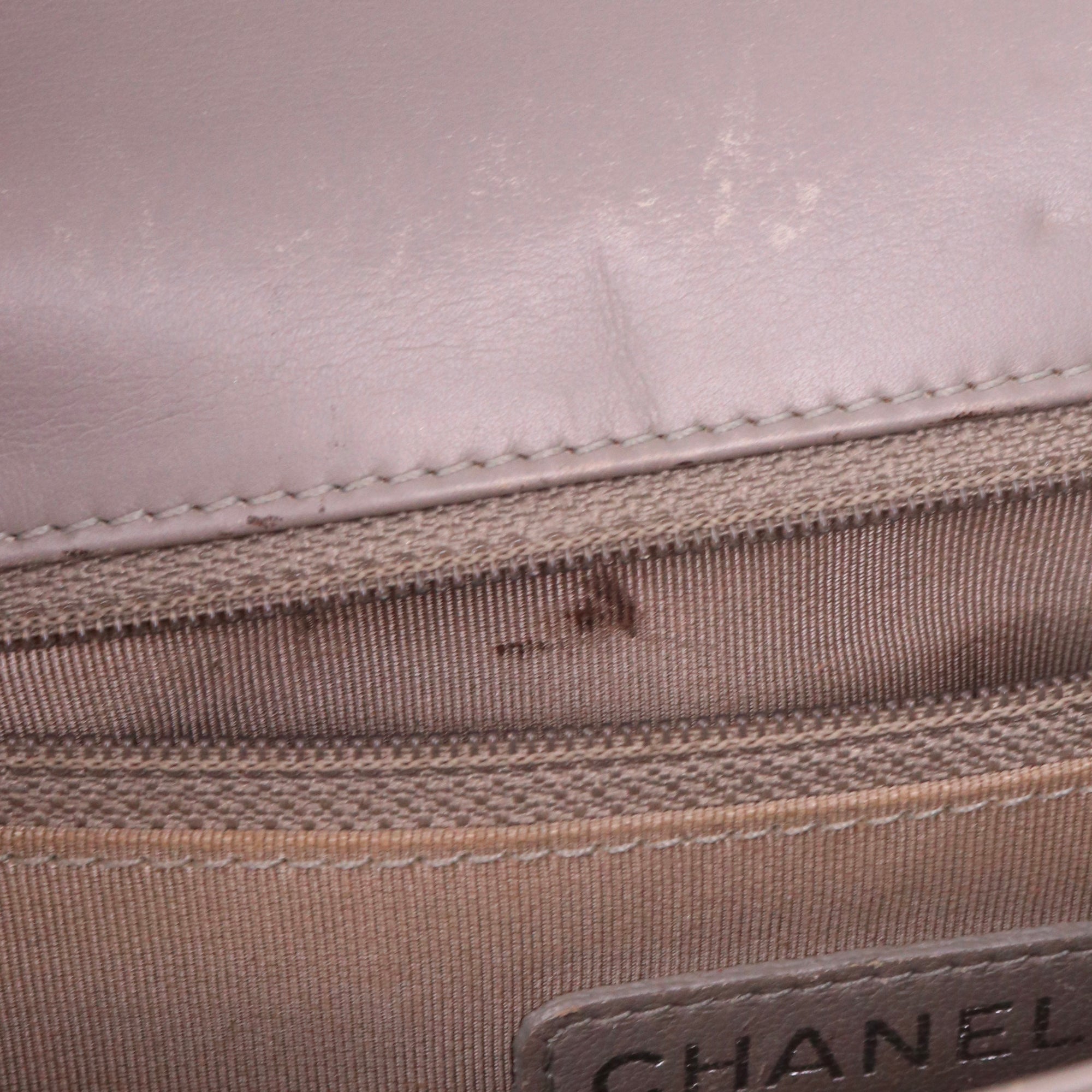 CHANEL - Sac à bandoulière Boy Chanel en cuir gris
