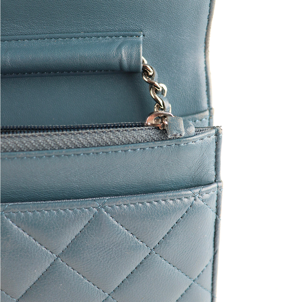 CHANEL - Sac Wallet On Chain Timeless en cuir bleu gris