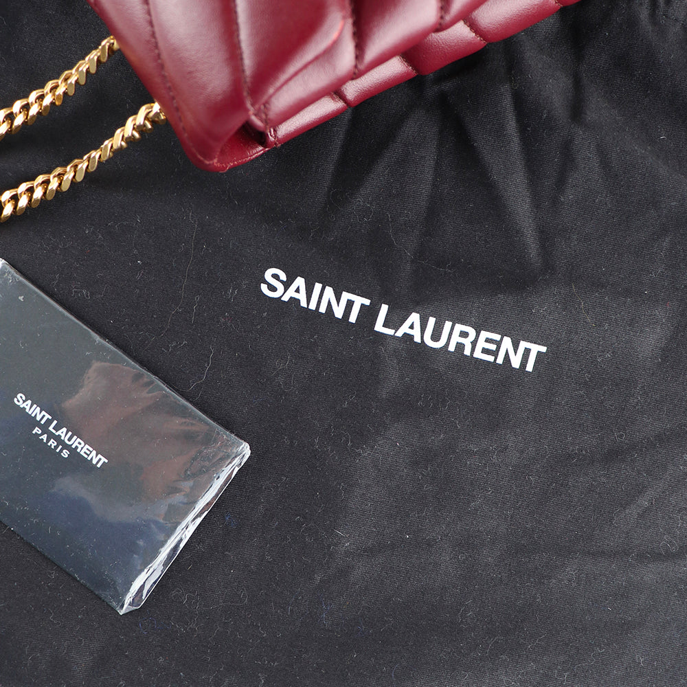 SAINT LAURENT - Sac à bandoulière Loulou small en cuir matelassé bordeaux