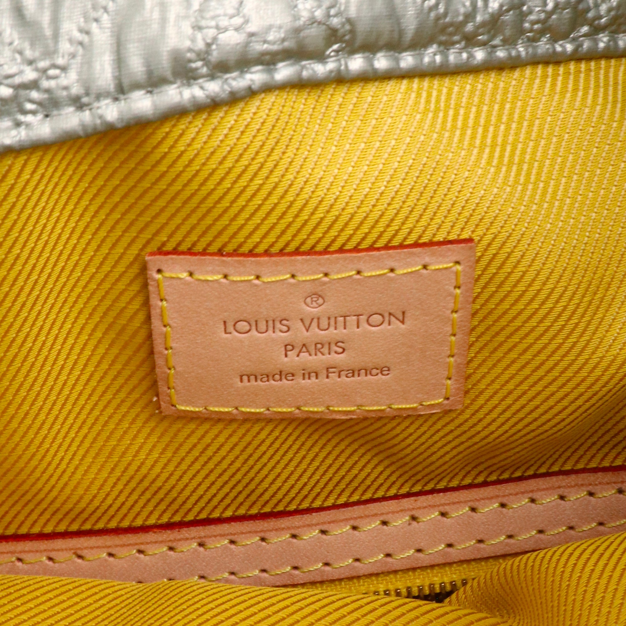 LOUIS VUITTON - Pochette Limelight Louis Vuitton Édition Limitée en soie monogrammée argenté