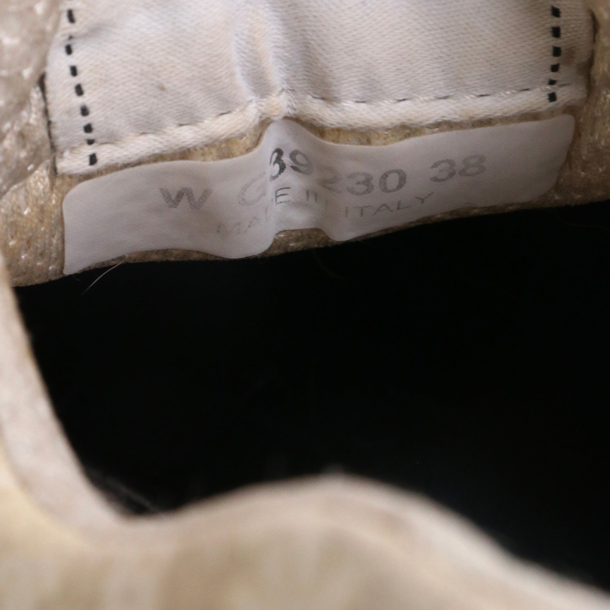 CHANEL - Sneakers CC Chanel en daim beige (T38)