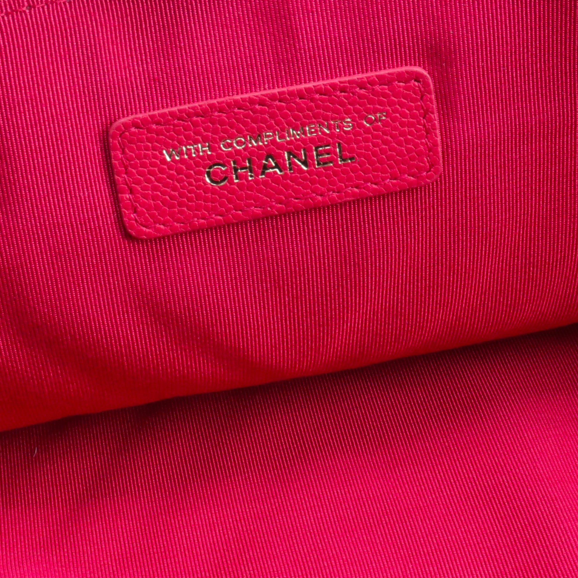 CHANEL - Pochette Chanel en cuir caviar chevron rouge
