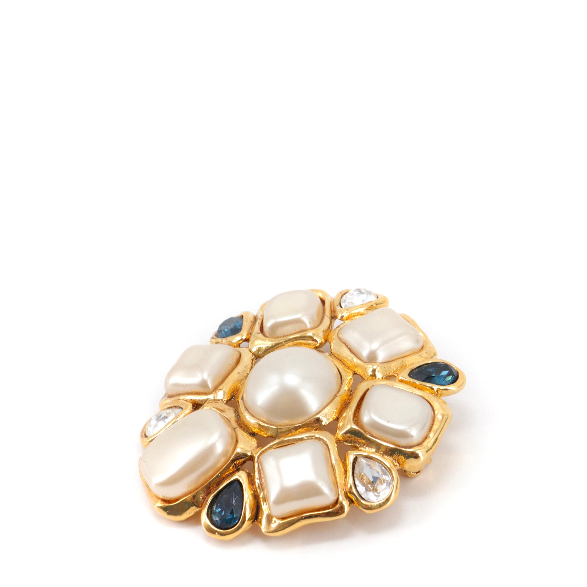 CHANEL - Broche Gripoix Chanel vintage en métal doré et perles