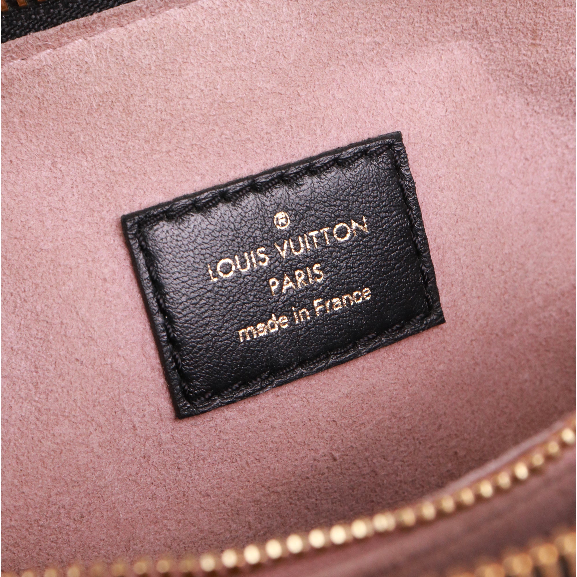 LOUIS VUITTON - Sac à bandoulière Coussin PM en cuir matelassé noir