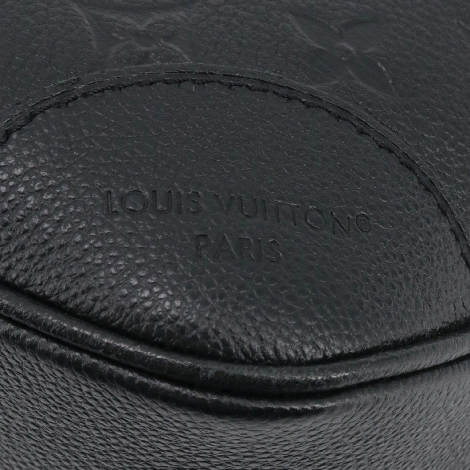 LOUIS VUITTON - Sac à bandoulière Boulogne Louis Vuitton en cuir empreinte noir