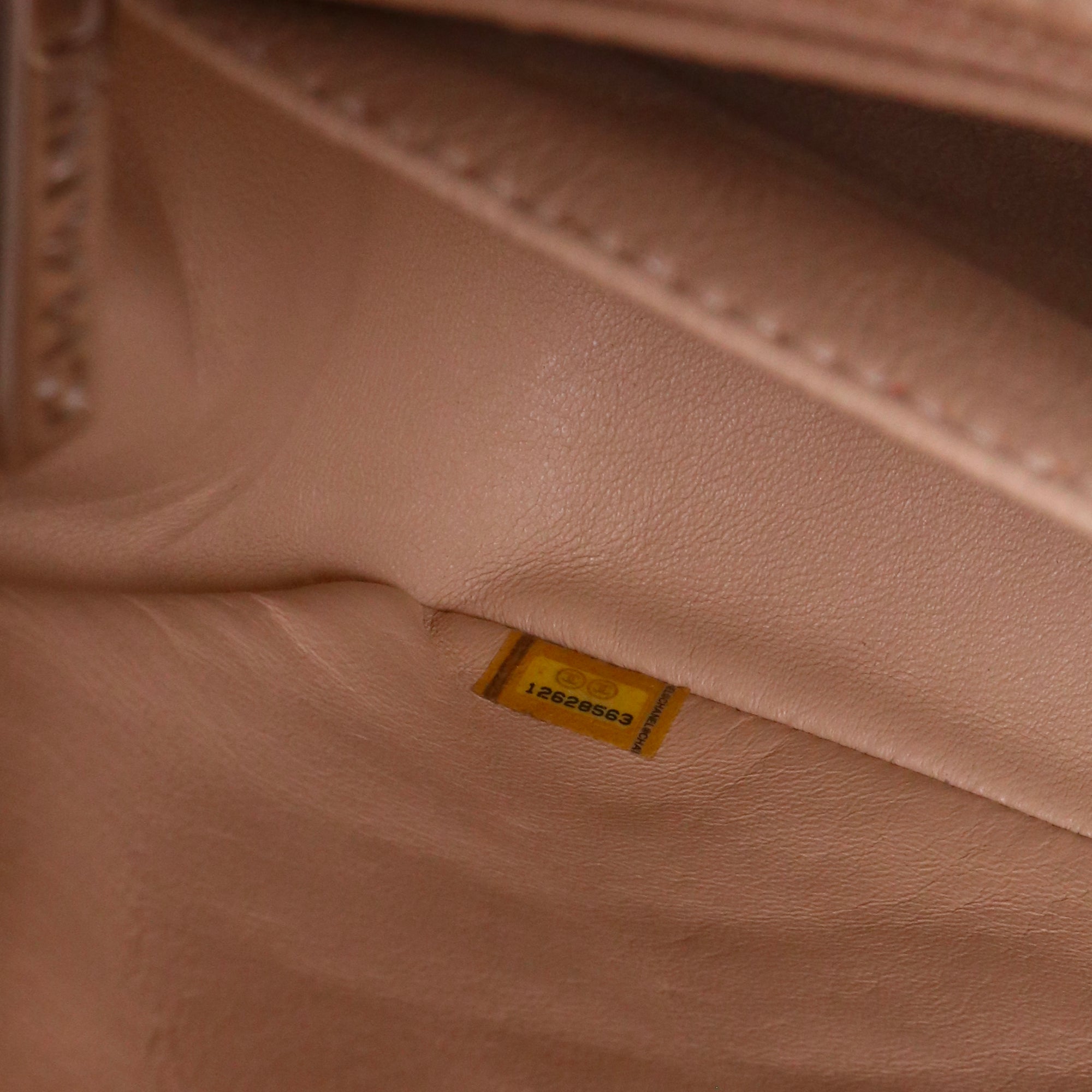 CHANEL - Sac à bandoulière Classique/Timeless Jumbo Chanel en cuir caviar beige