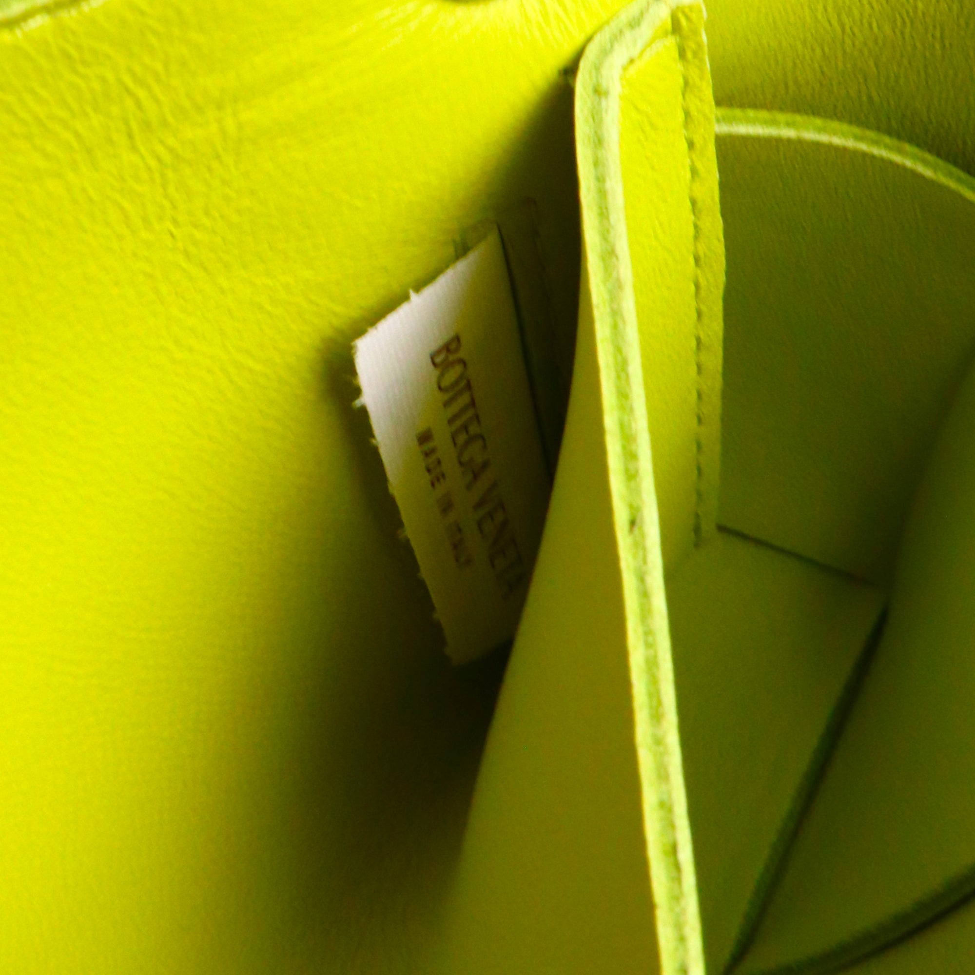 BOTTEGA VENETA - Sac ceinture Cassette mini Bottega Veneta en cuir lisse anis