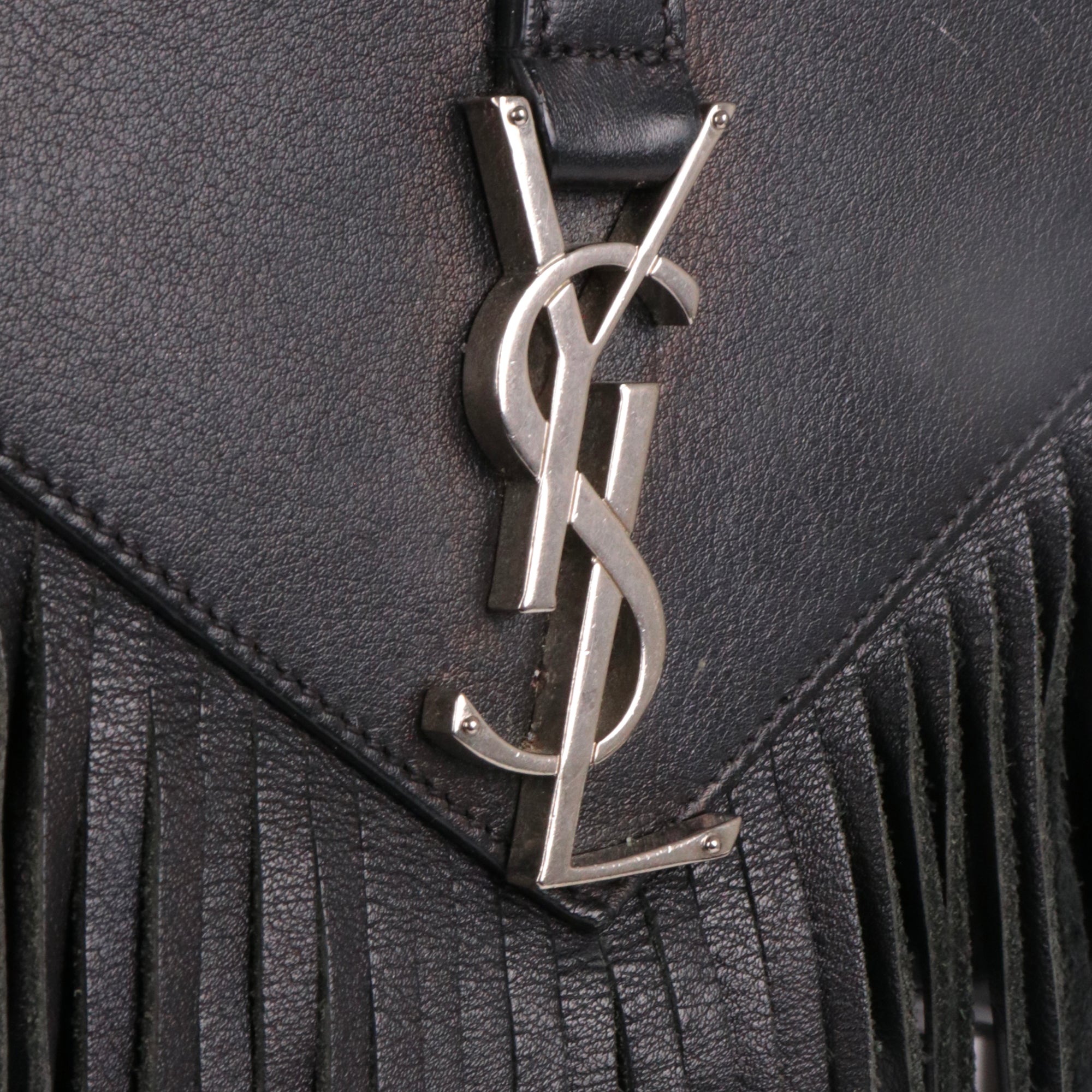 SAINT LAURENT - Sac à bandoulière Envelope Saint Laurent à franges en cuir noir