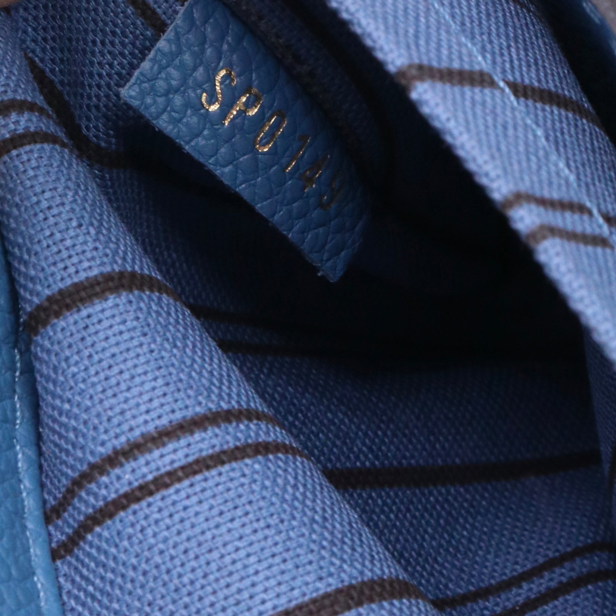 LOUIS VUITTON - Sac à main Montaigne PM Louis Vuitton en cuir empreinte bleu
