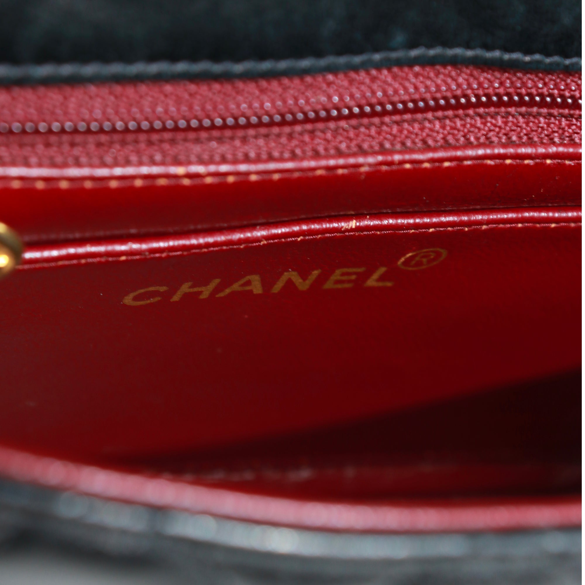 CHANEL - Sac à main Timeless Mini Square en cuir noir vintage