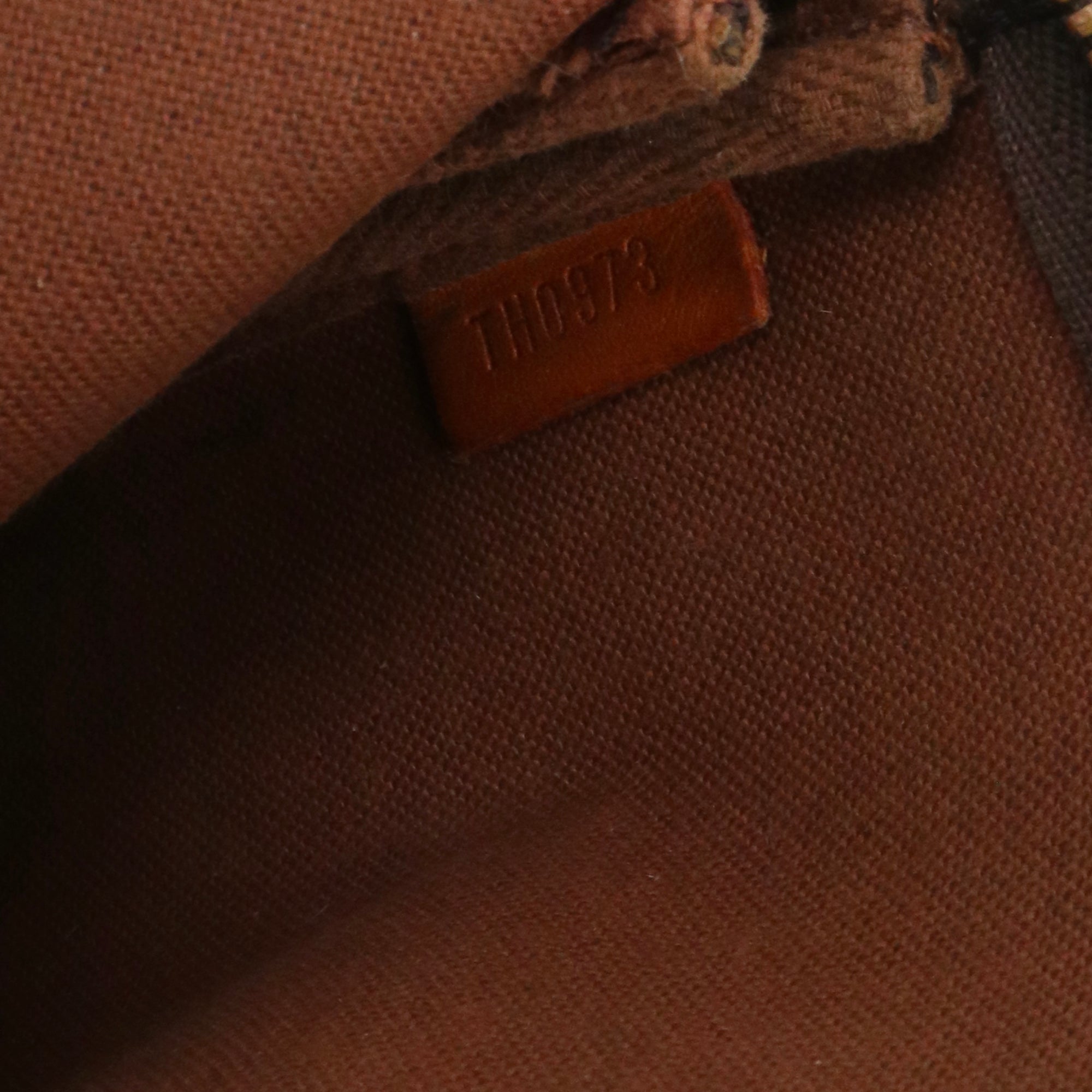 LOUIS VUITTON - Pochette Accessoires Louis Vuitton en toile monogrammée