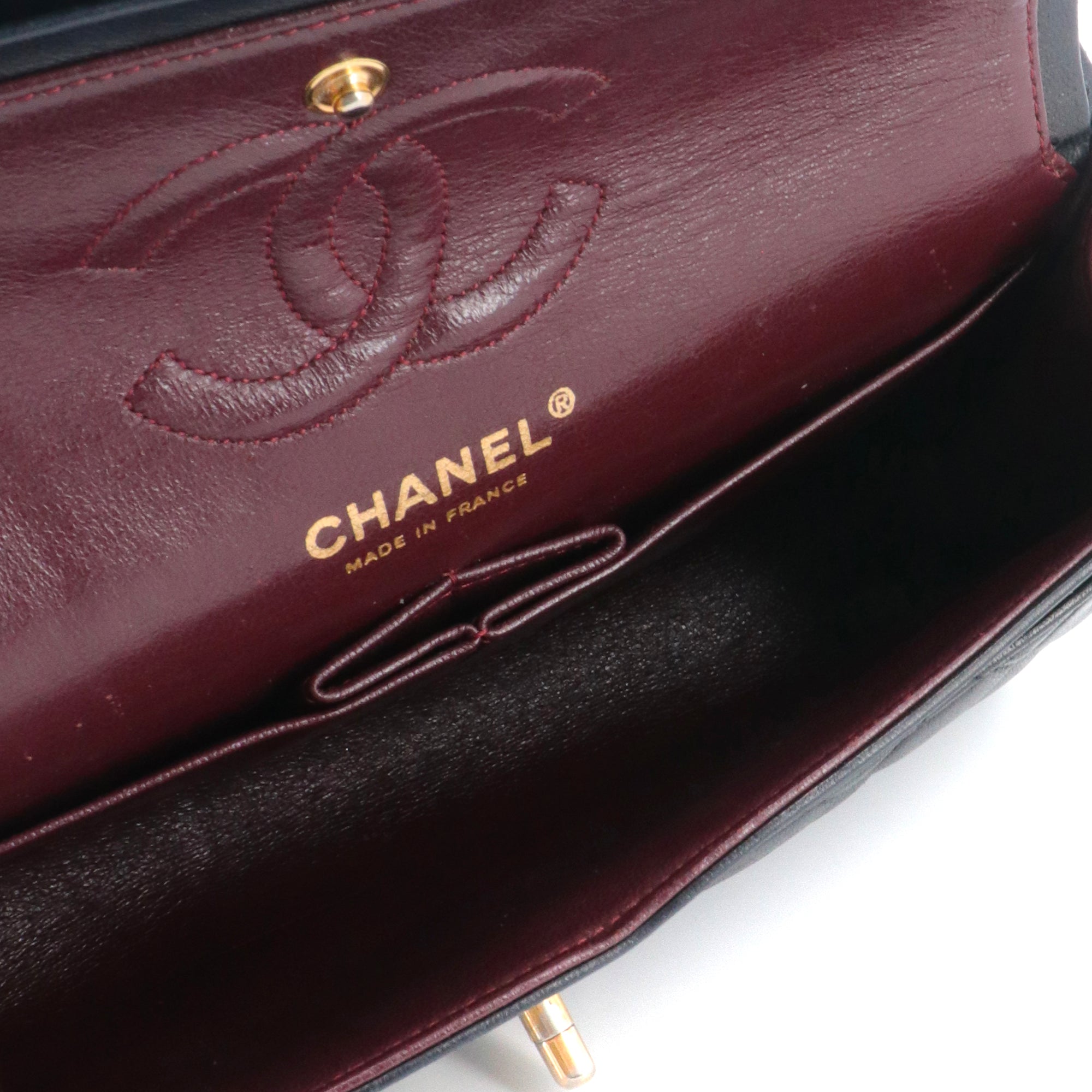 CHANEL - Sac à main Classique/Timeless 23 Chanel double flap en cuir matelassé noir