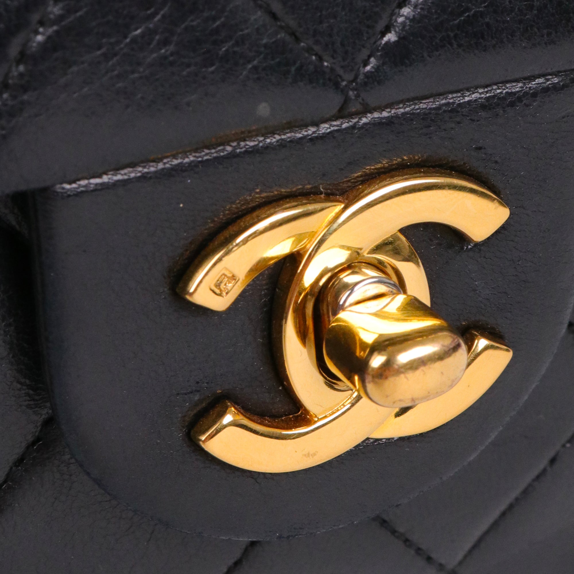 CHANEL - Sac à bandoulière Classique/Timeless Mini Square Chanel en cuir noir vintage