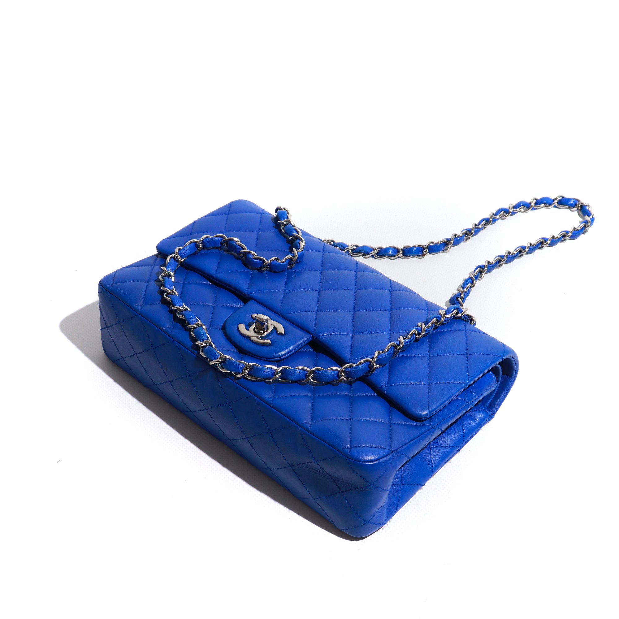 CHANEL - Sac à main Timeless 25 double flap en cuir matelassé bleu électrique