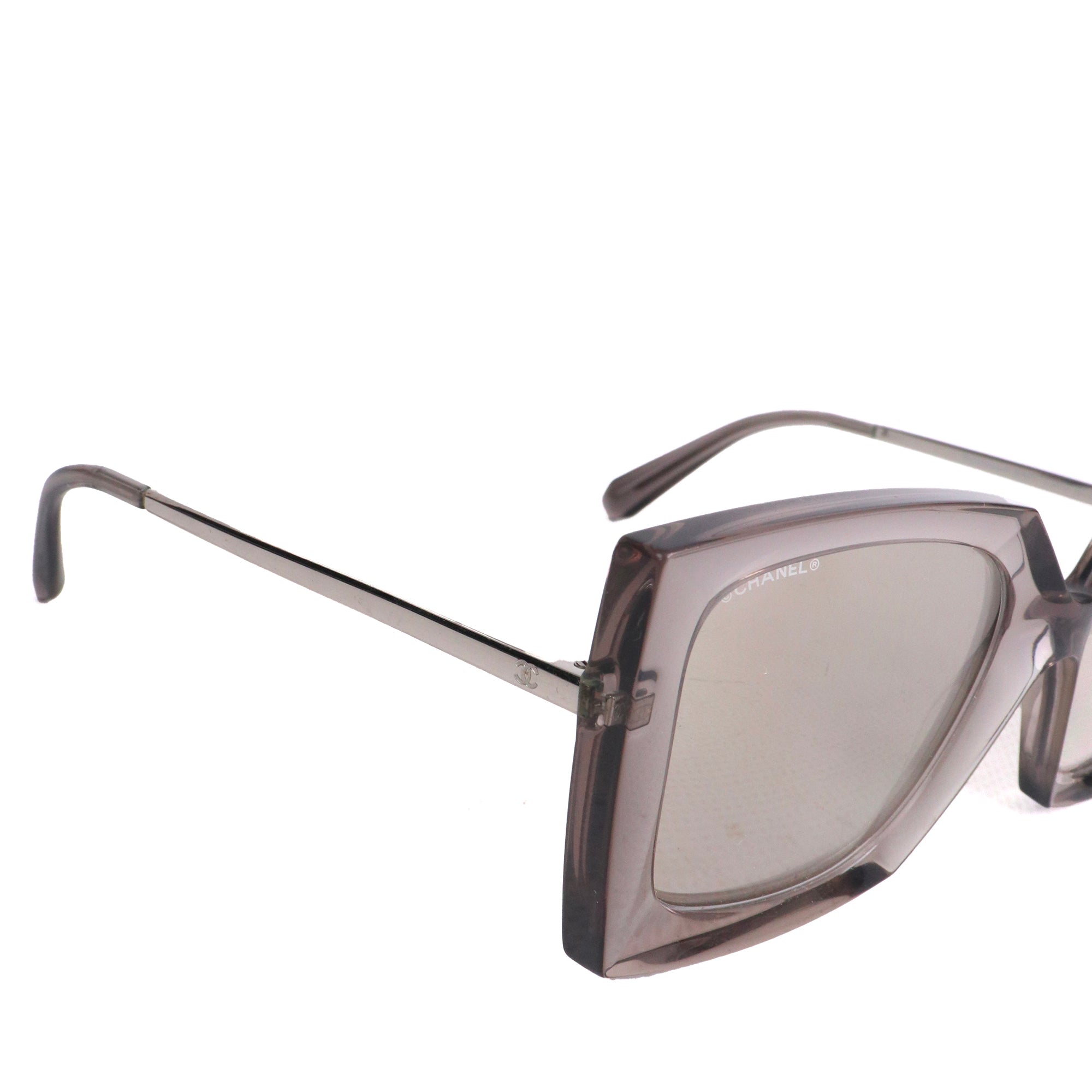 CHANEL - Lunettes de soleil Chanel en plastique transparent