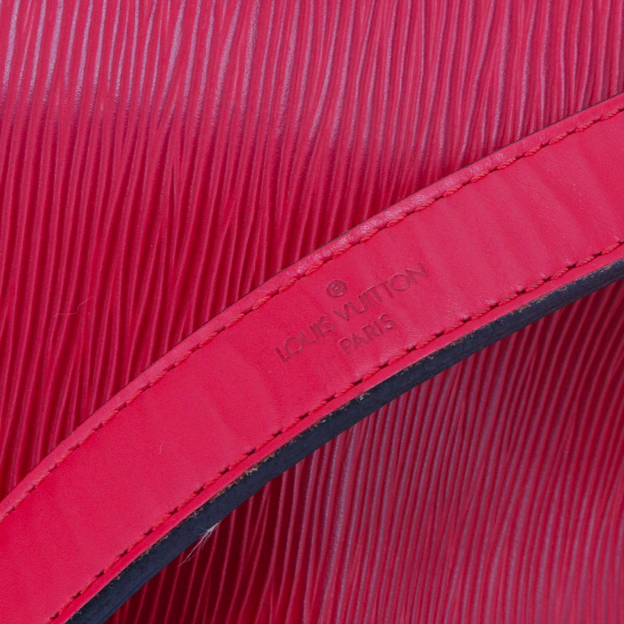 LOUIS VUITTON - Sac à main Noé PM Louis Vuitton en cuir épi rouge