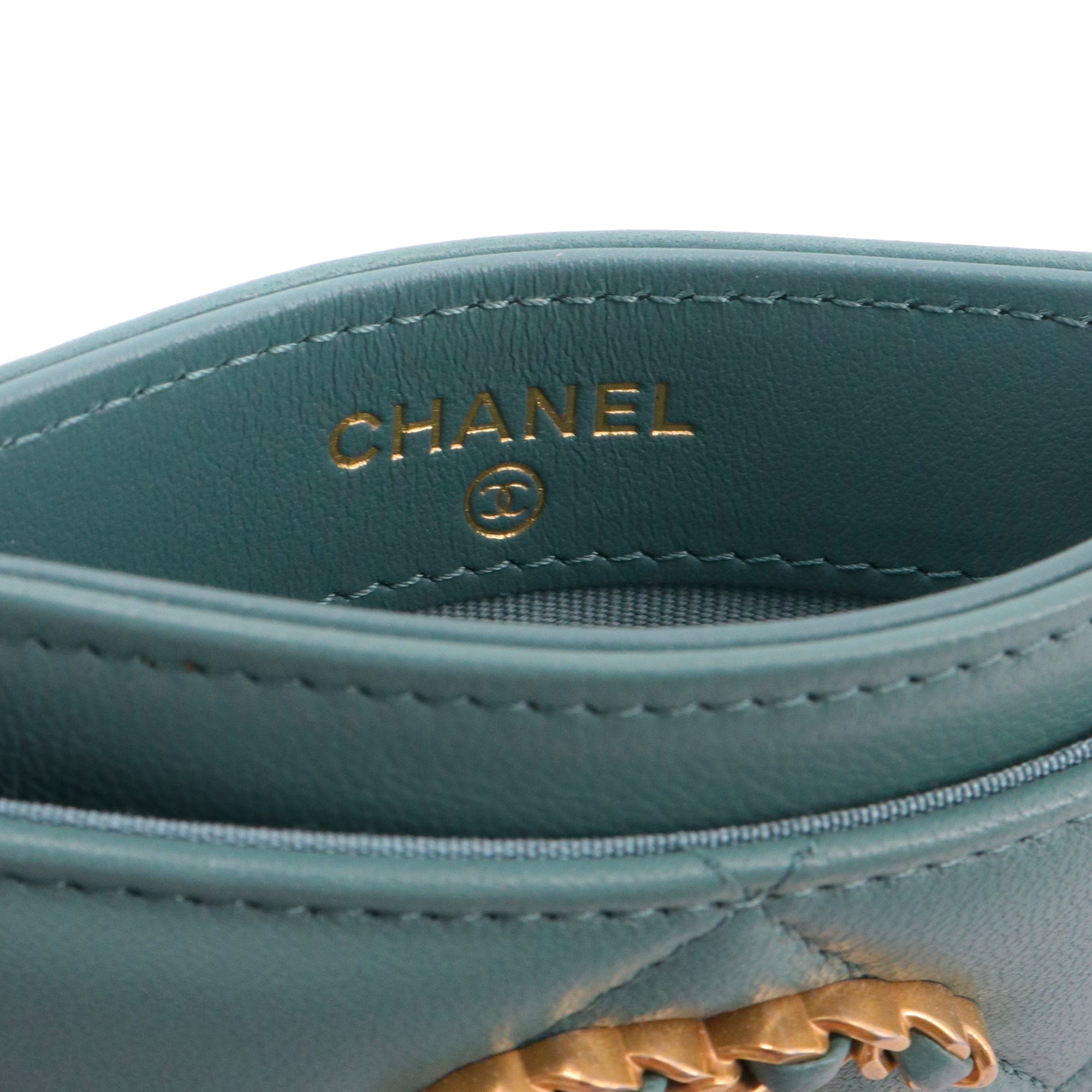 CHANEL - Porte cartes 19 Chanel en cuir bleu