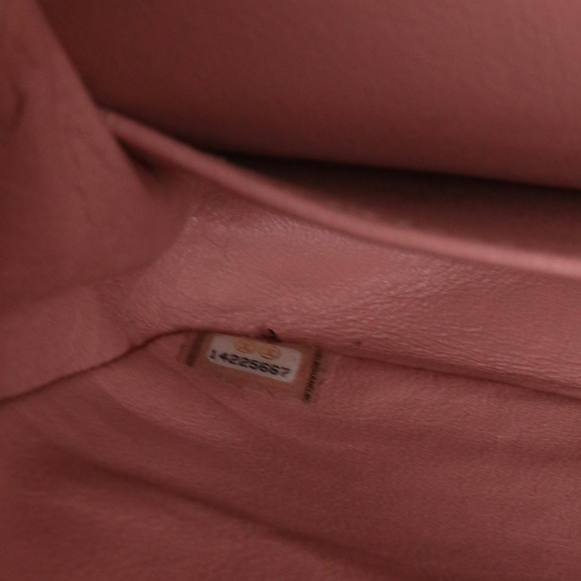 CHANEL - Sac à main Classique/Timeless medium double flap Chanel en cuir matelassé beige verni