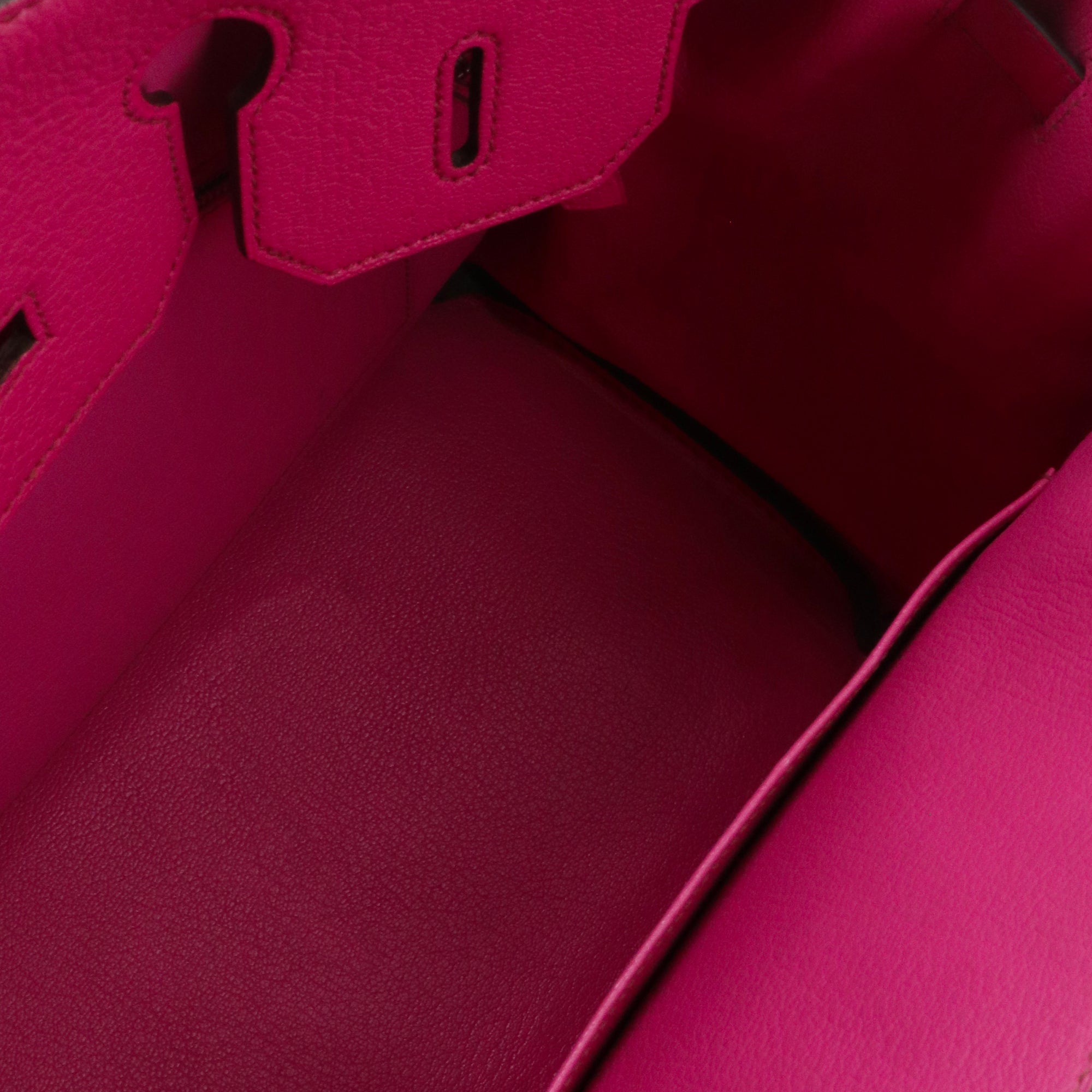HERMÈS - Sac à main Haut à Courroie 30 Hermès en cuir grainé fuchsia