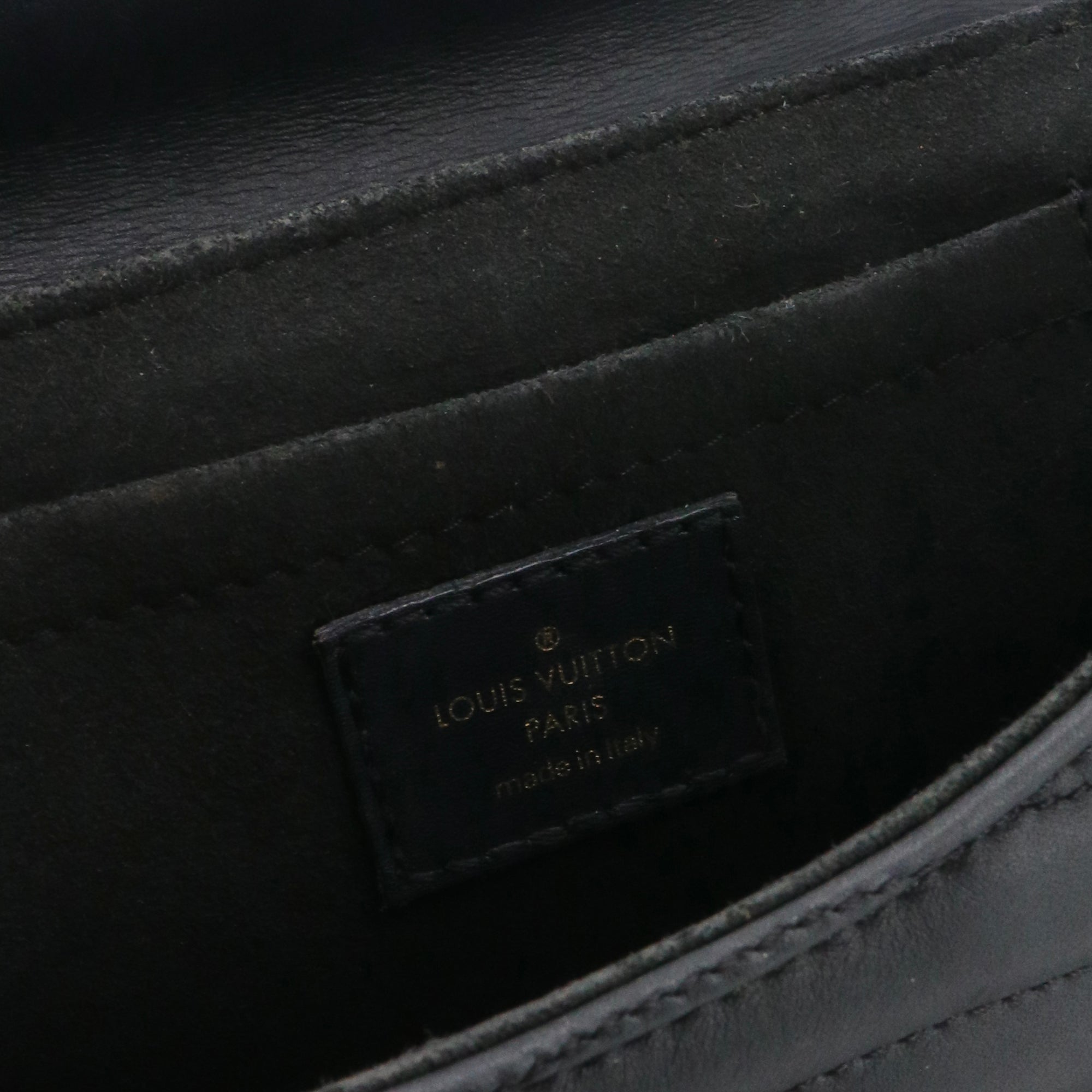 LOUIS VUITTON - Sac à bandoulière New Wave Louis Vuitton en cuir noir