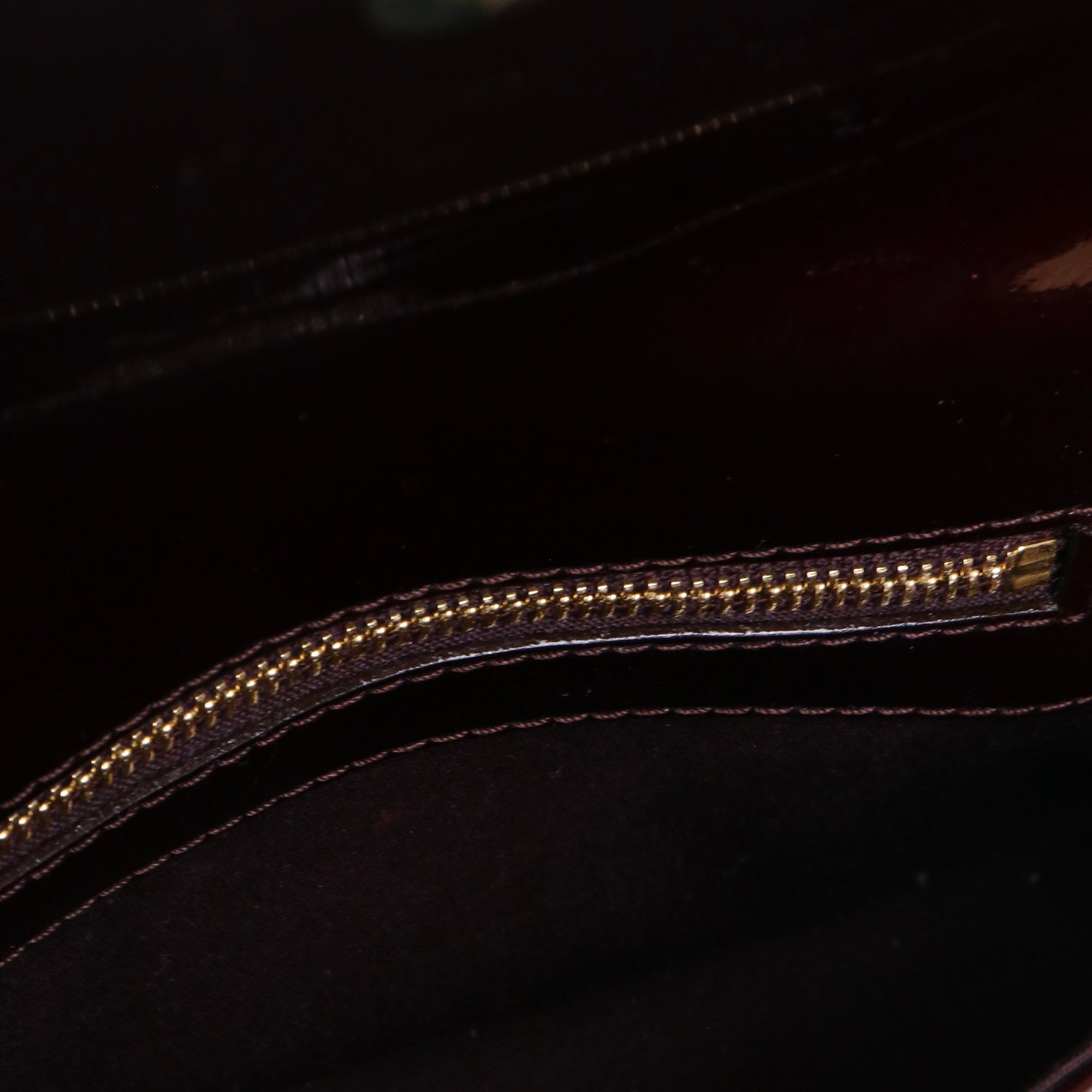 LOUIS VUITTON - Pochette Sobe Louis Vuitton en cuir verni bordeaux