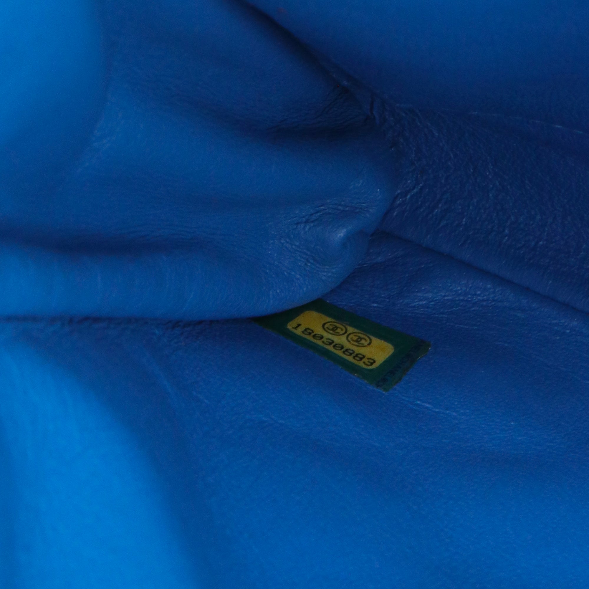 CHANEL - Sac à épaule Enveloppe Chanel en cuir caviar bleu