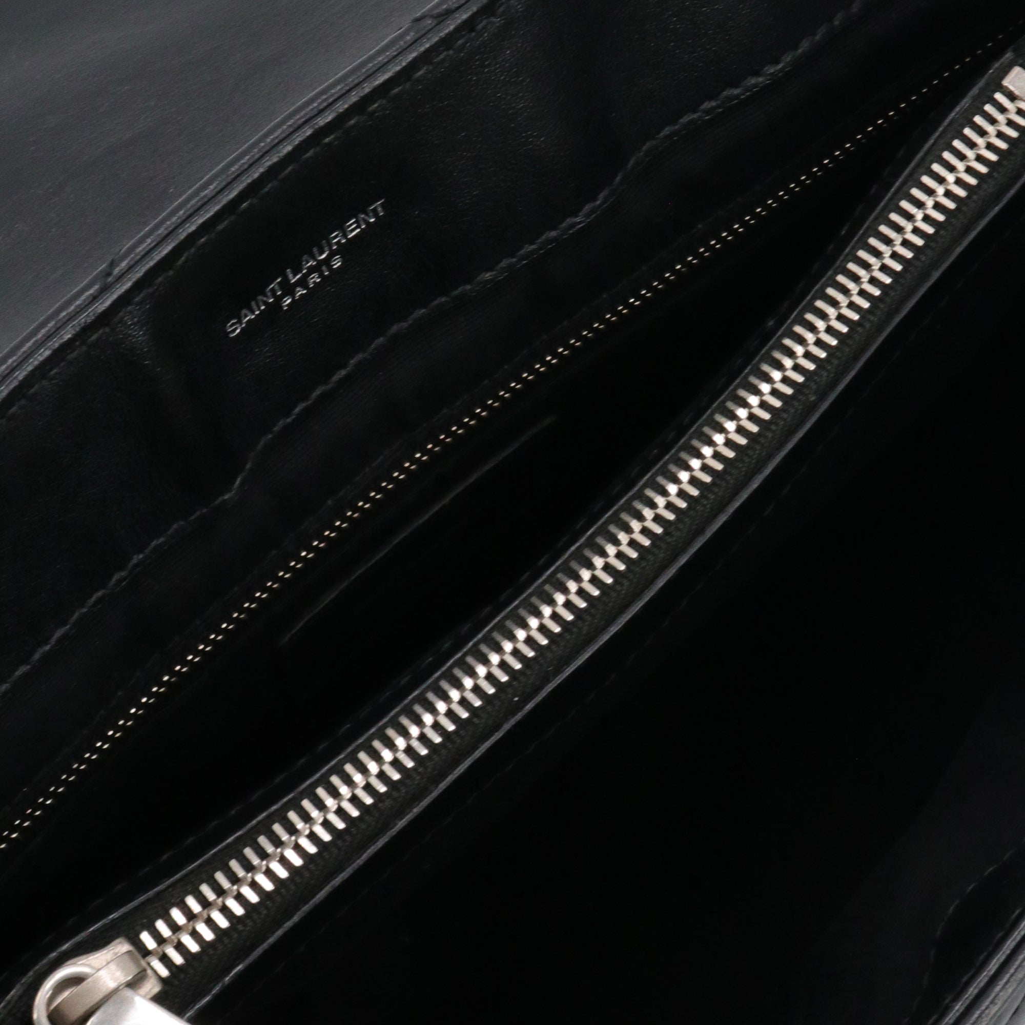 SAINT LAURENT - Sac à bandoulière Loulou medium Saint Laurent en cuir chevron noir