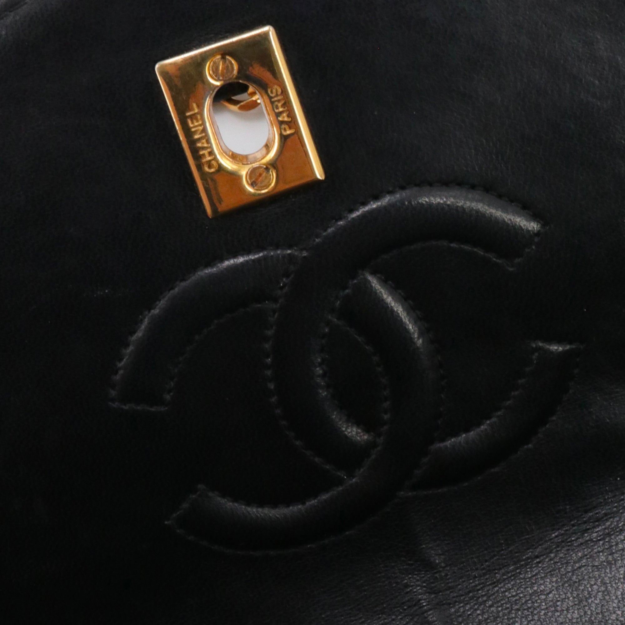 CHANEL - Sac à bandoulière Simple Flap à rabat Chanel en cuir matelassé noir vintage