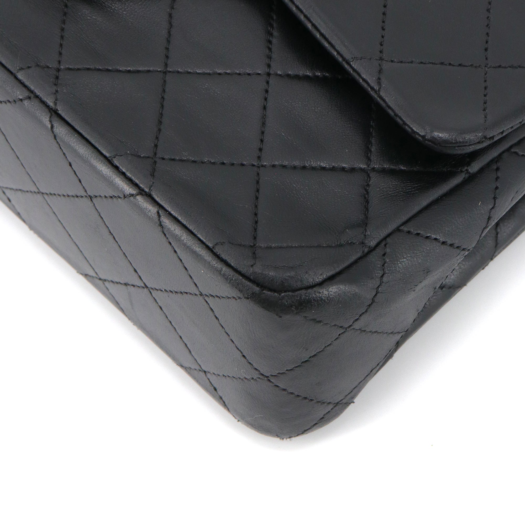 CHANEL - Sac à bandoulière Classique/Timeless small Chanel en cuir lisse noir vintage