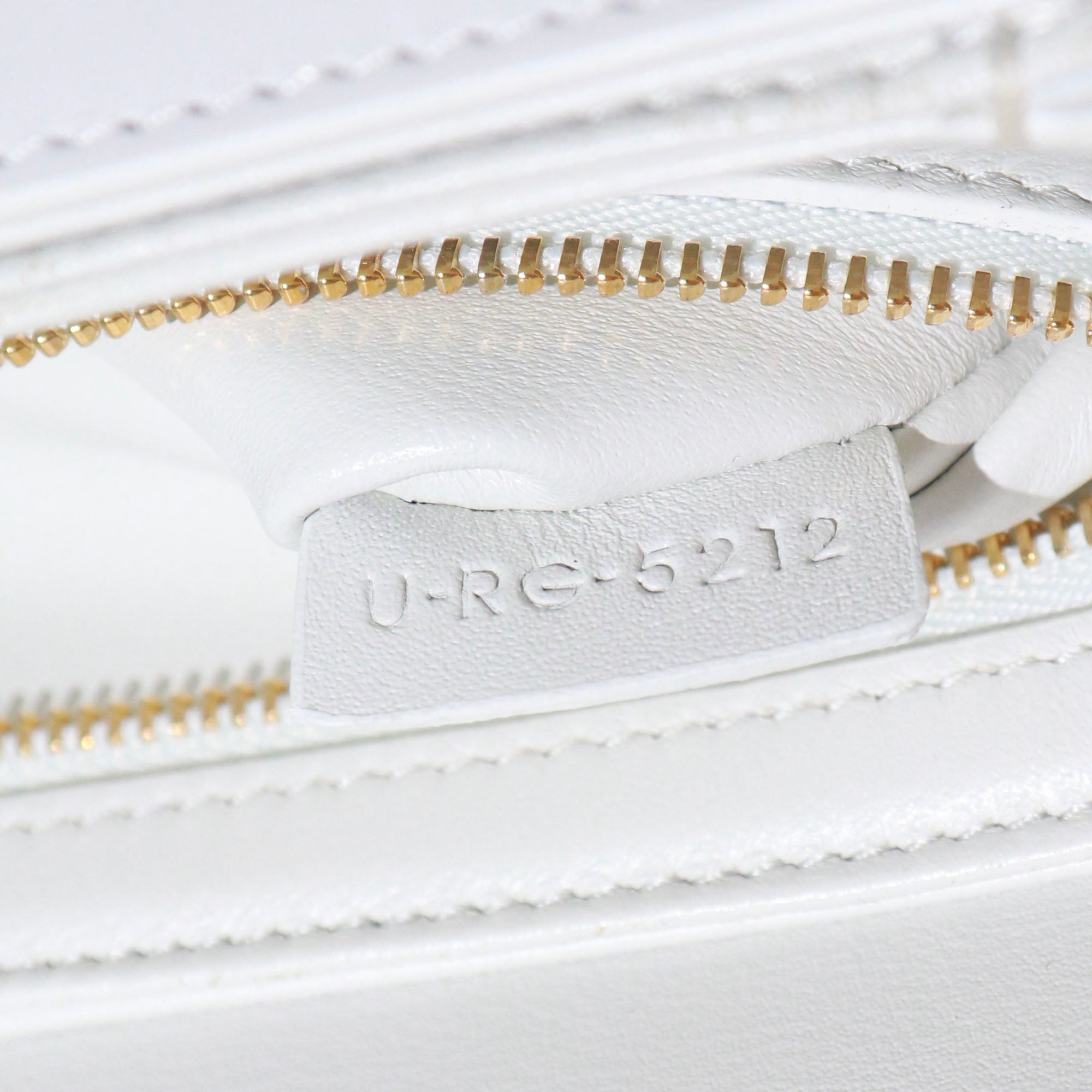 CELINE - Sac à bandoulière Triomphe teen en cuir box blanc artique