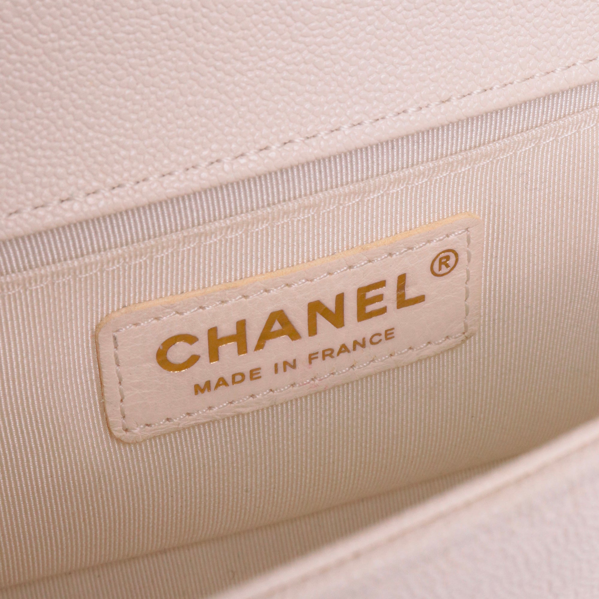 CHANEL - Sac à bandoulière Boy Small Chanel en cuir caviar blanc