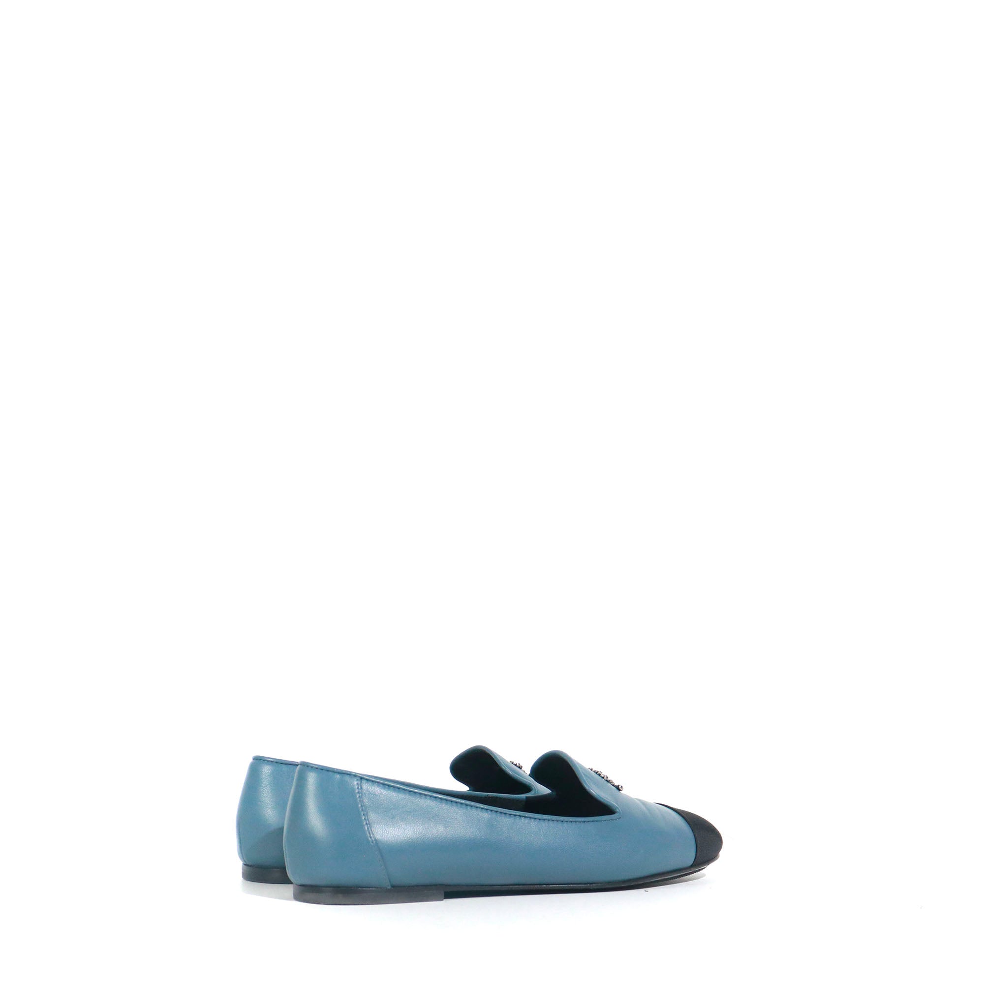 CHANEL - Mocassins en cuir lisse bleu (T38)
