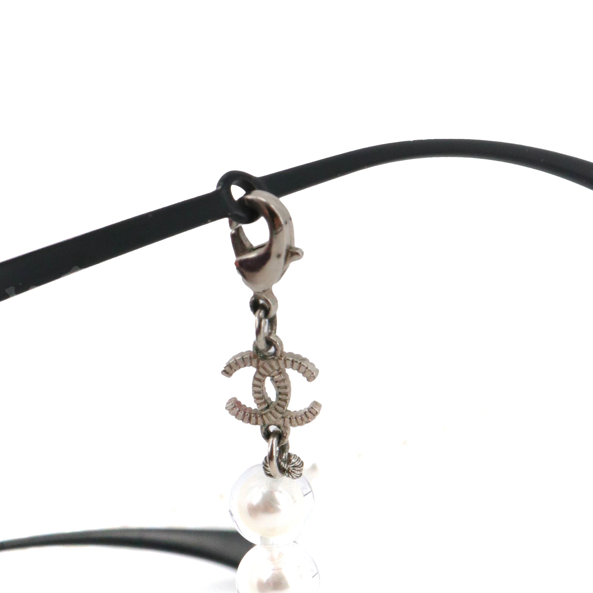 CHANEL - Lunettes de soleil Chanel en métal noir avec chaîne en perles