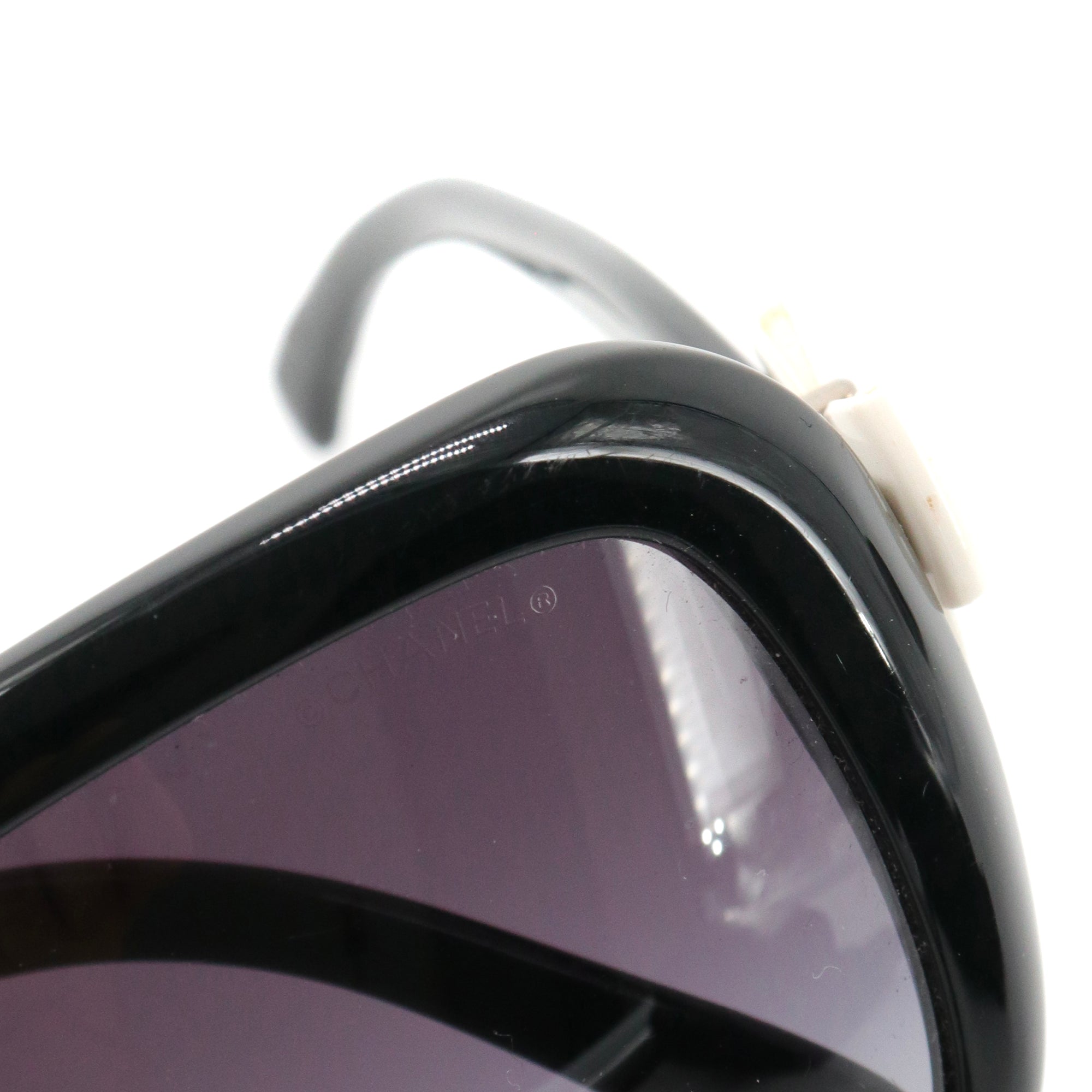 CHANEL - Lunettes de soleil Chanel en plastique noir