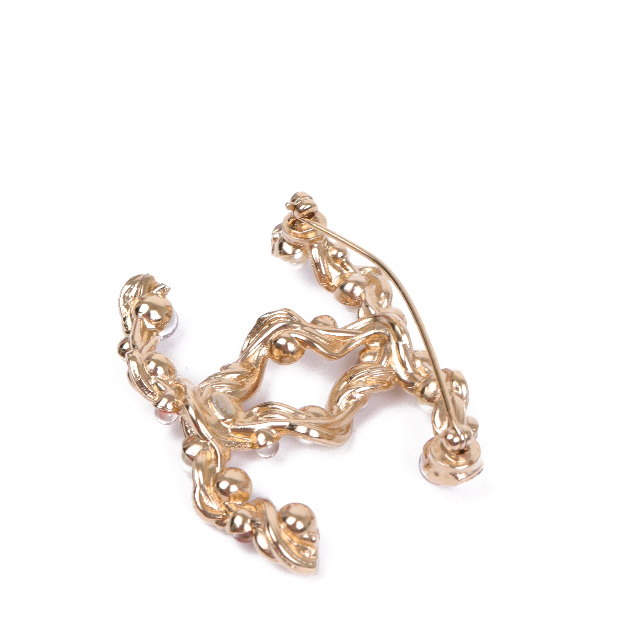 CHANEL - Broche CC Chanel ornée de pierres tricolores