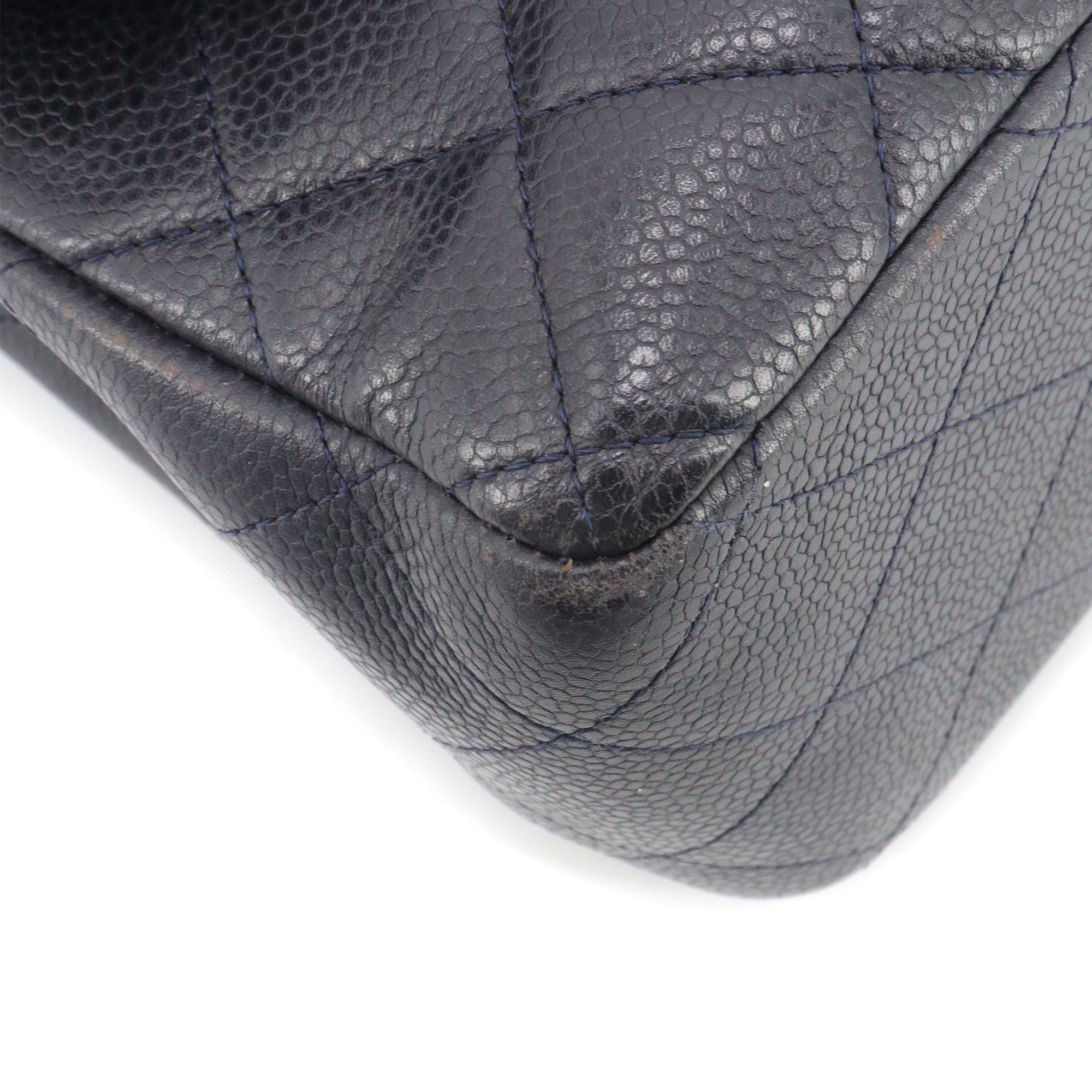 CHANEL - Sac à bandoulière Classique/Timeless Jumbo Chanel en cuir grainé bleu marine