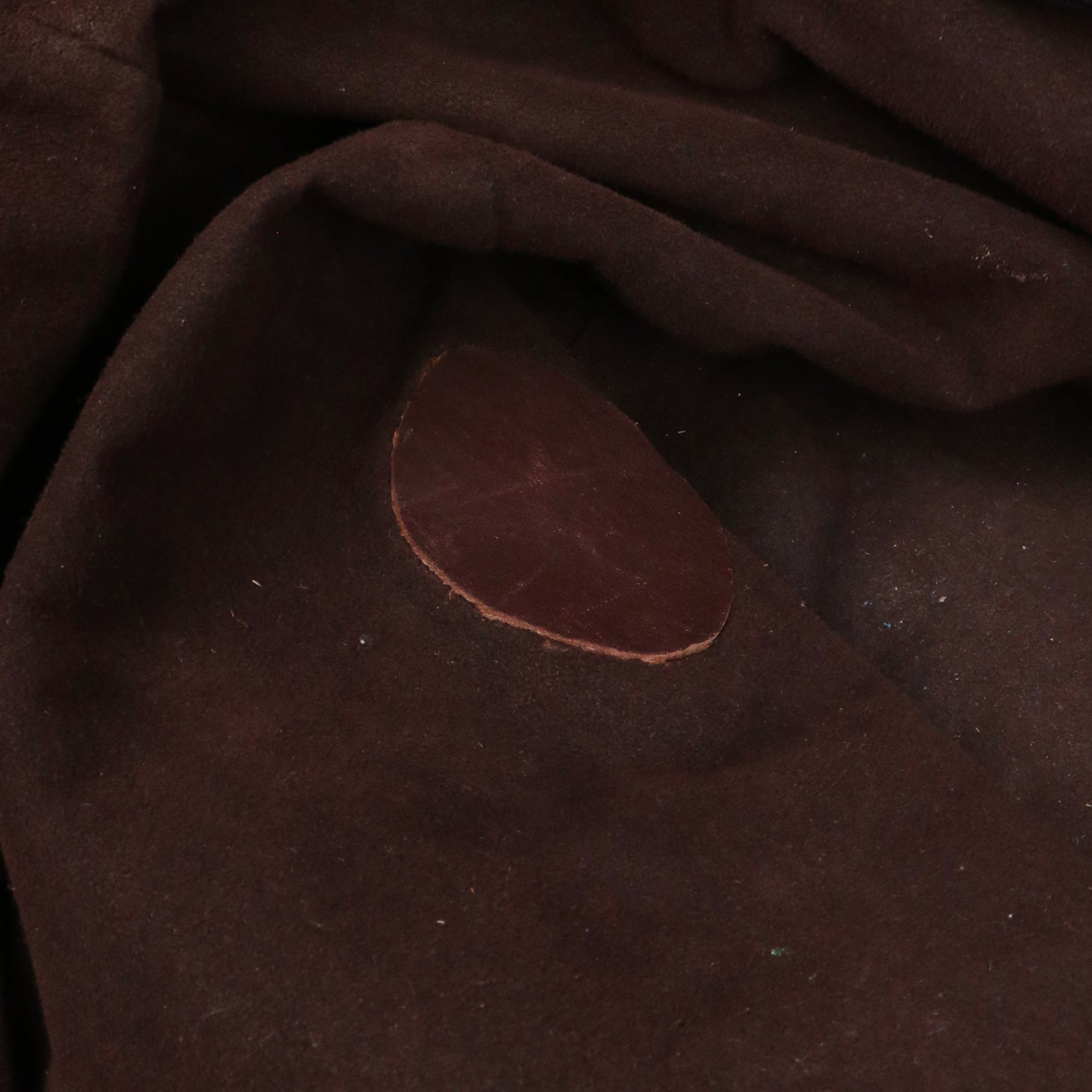 LOUIS VUITTON - Sac à épaule Mahina Louis Vuitton en cuir grainé noir vintage