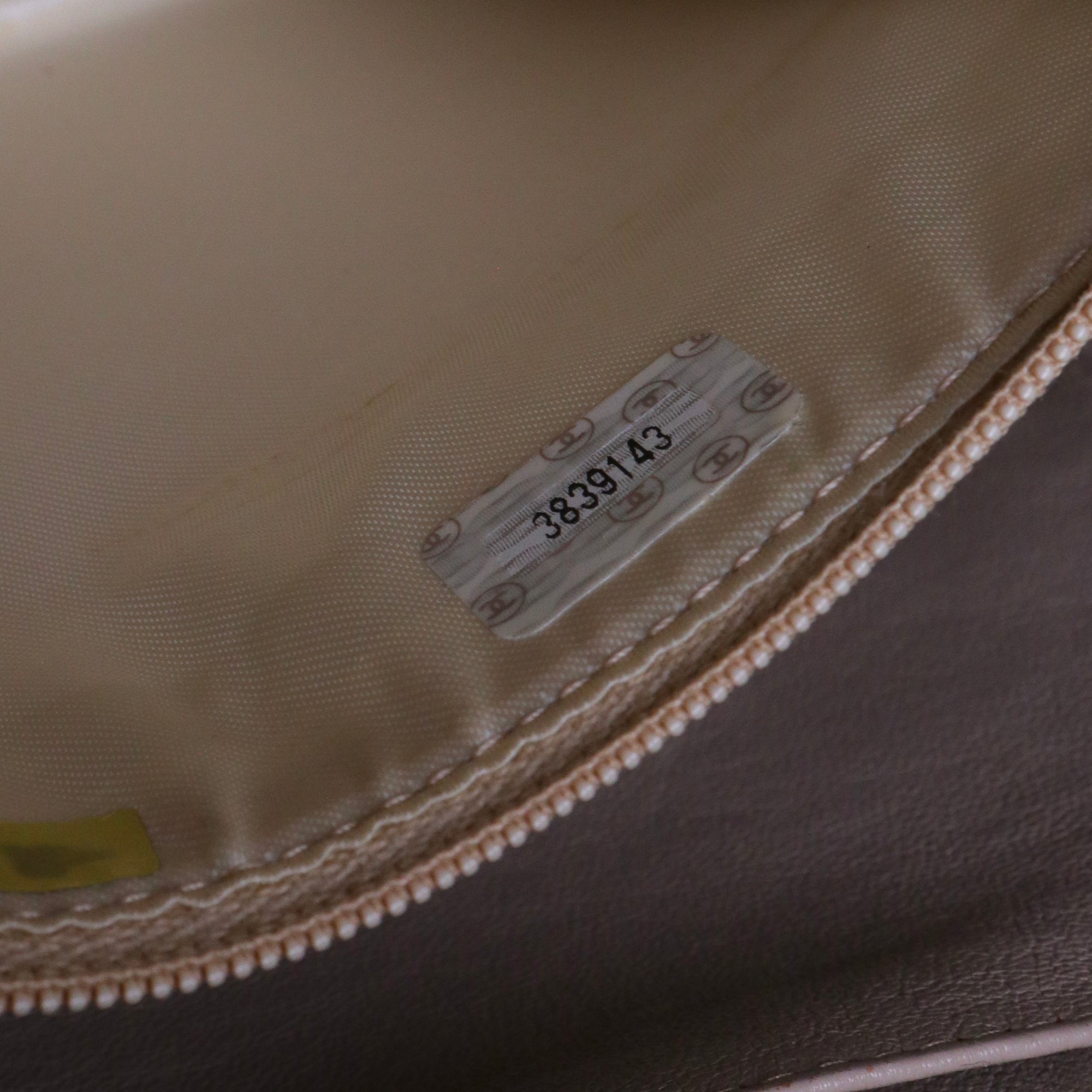 CHANEL - Sac à bandoulière Caméra Chanel en cuir lisse beige vintage