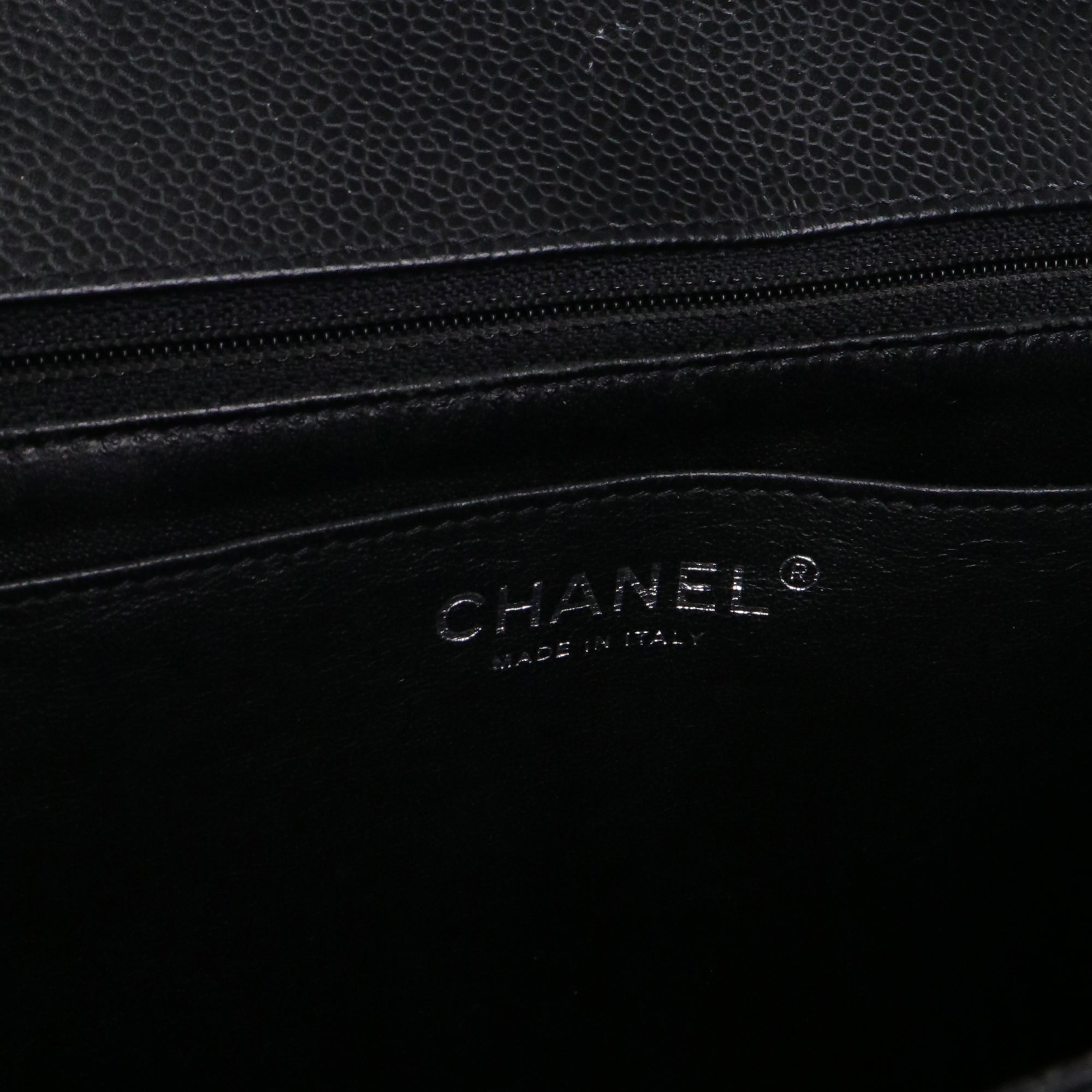 CHANEL - Sac à bandoulière Classique/Timeless Maxi Jumbo simple flap en cuir caviar noir